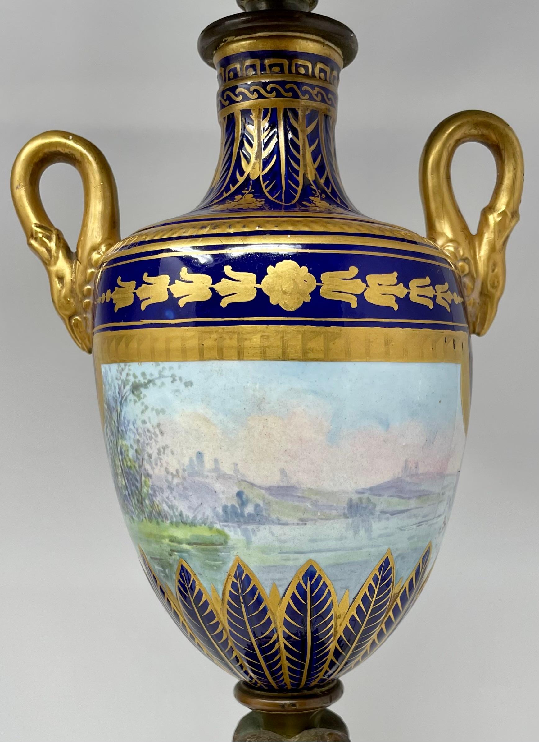 Porcelaine Paire de lampes anciennes de la fin du 19e siècle en porcelaine française bleu cobalt et or. en vente