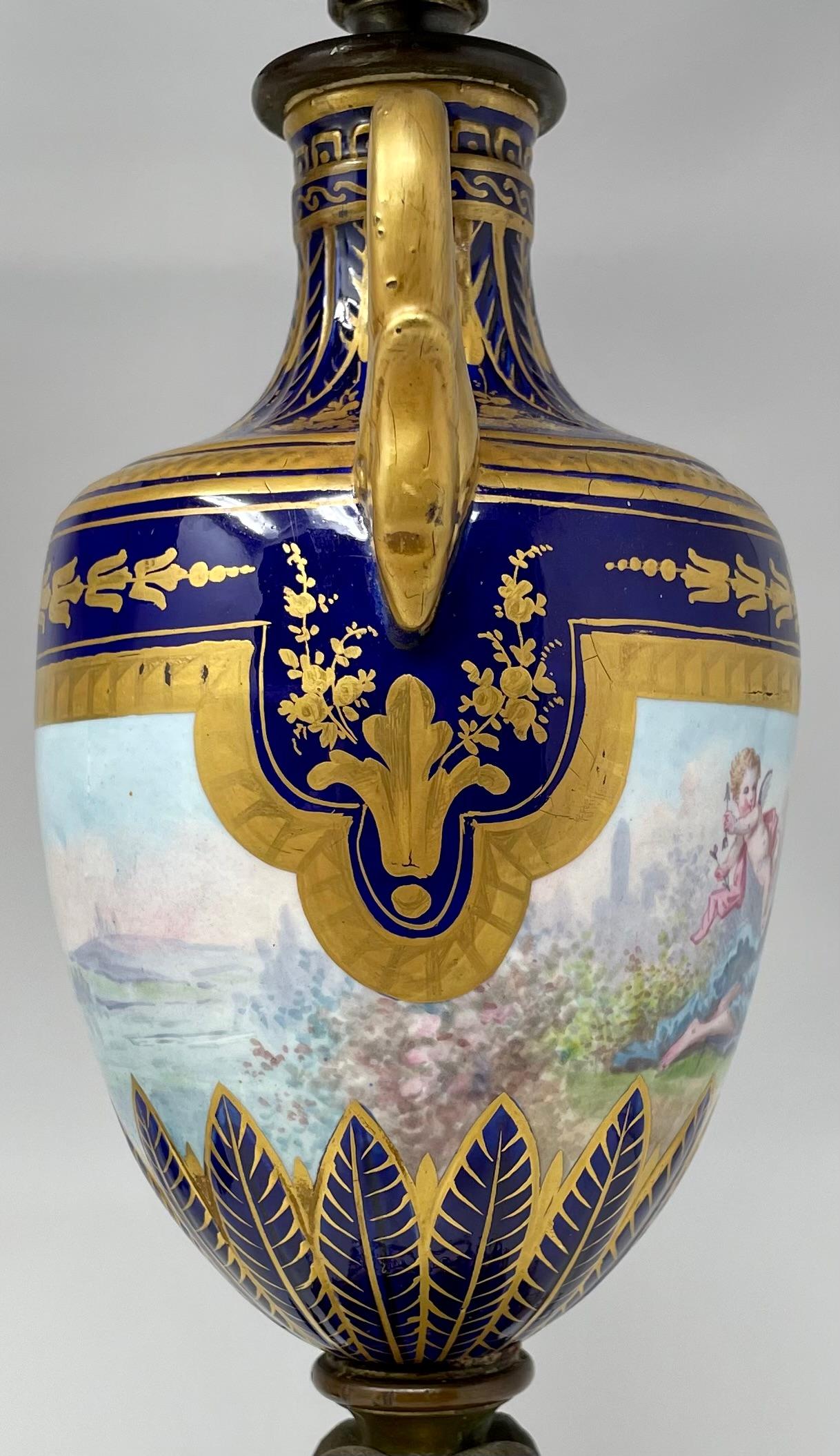 Paire de lampes anciennes de la fin du 19e siècle en porcelaine française bleu cobalt et or. en vente 1
