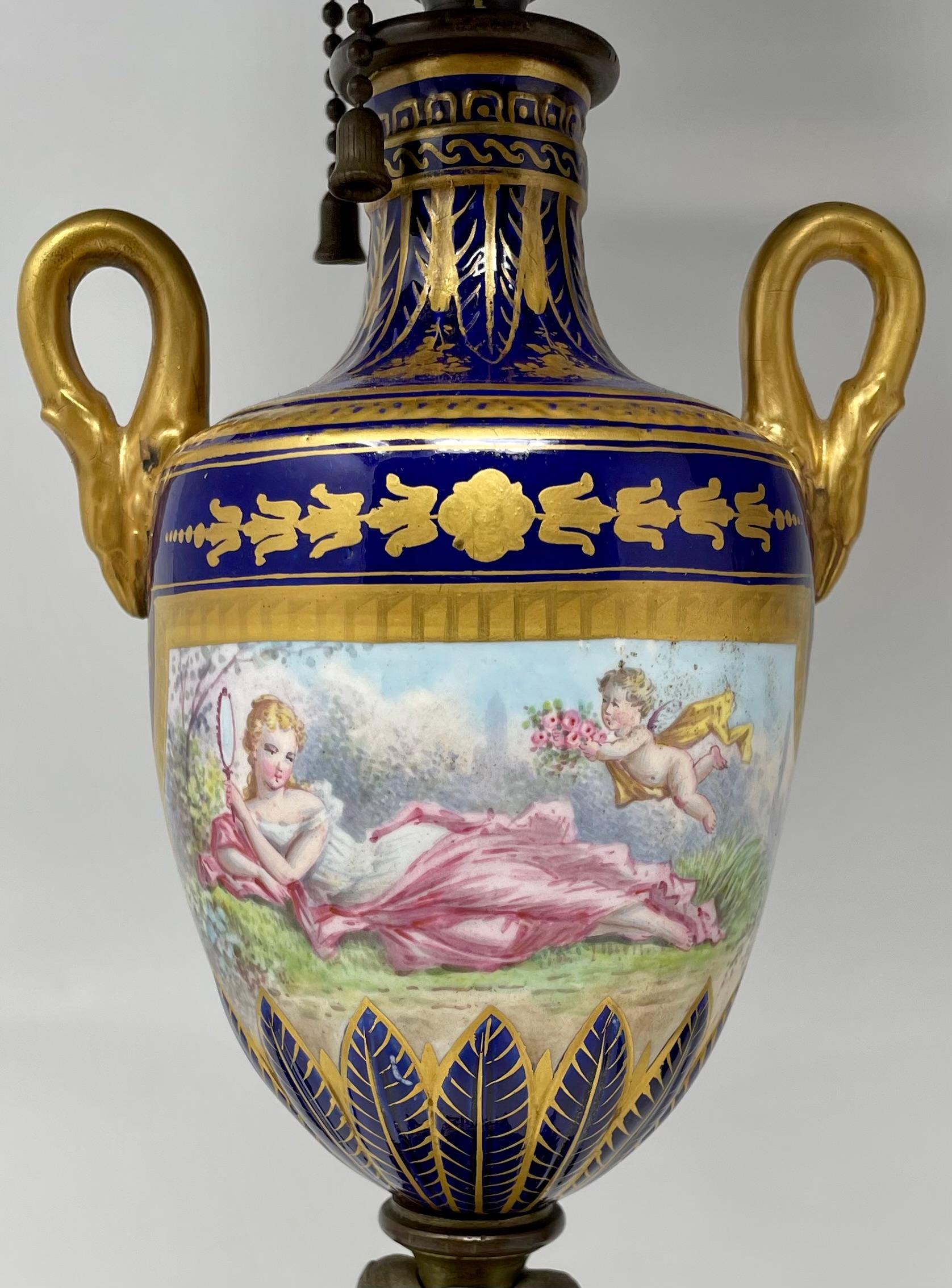 Paire de lampes anciennes de la fin du 19e siècle en porcelaine française bleu cobalt et or. en vente 2