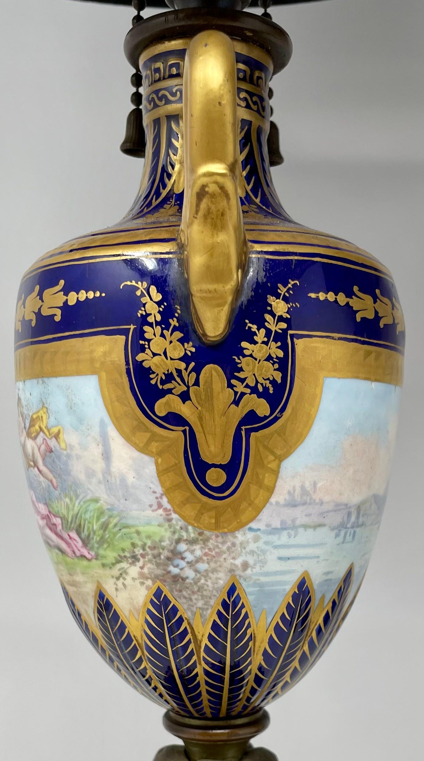 Paire de lampes anciennes de la fin du 19e siècle en porcelaine française bleu cobalt et or. en vente 3