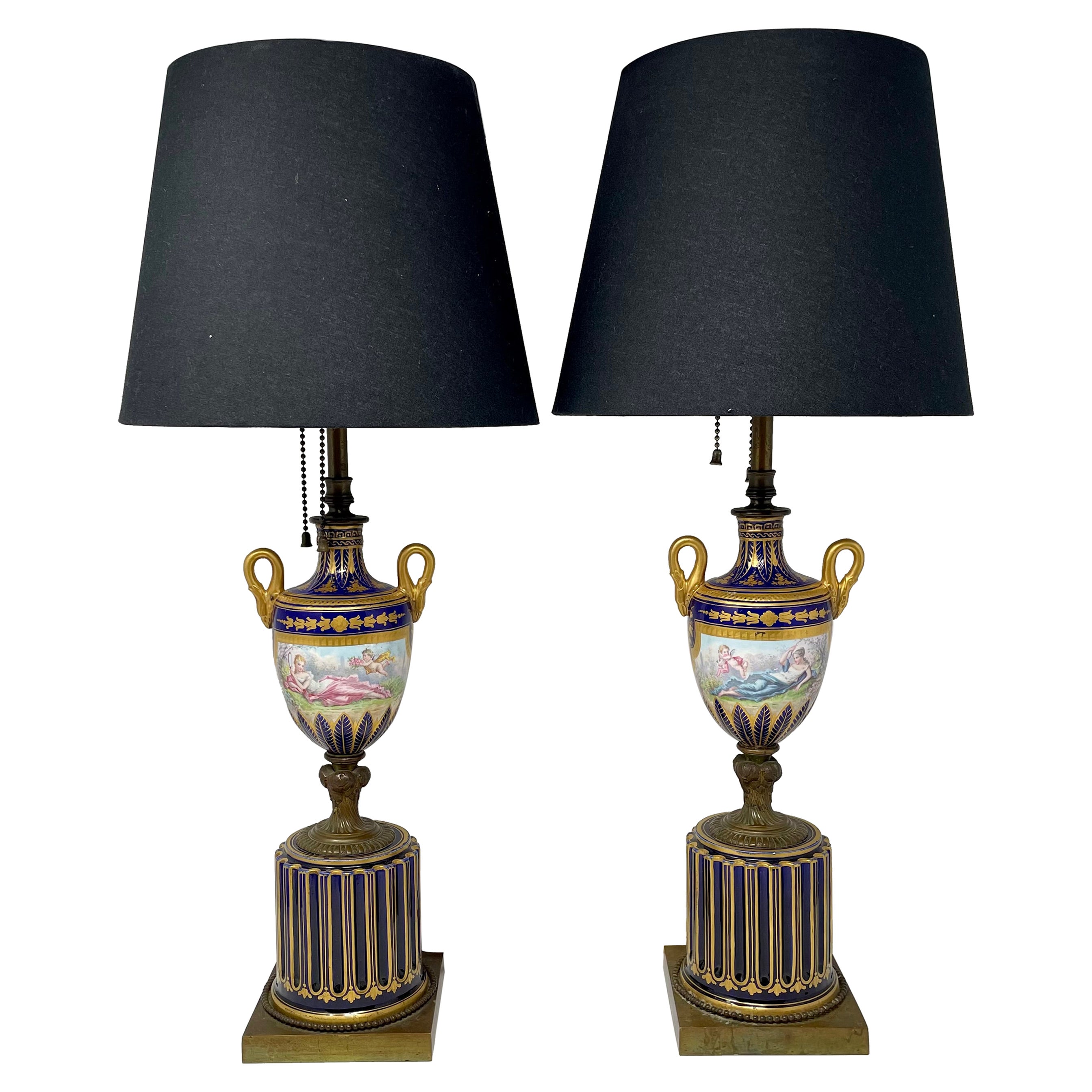 Paire de lampes anciennes de la fin du 19e siècle en porcelaine française bleu cobalt et or.