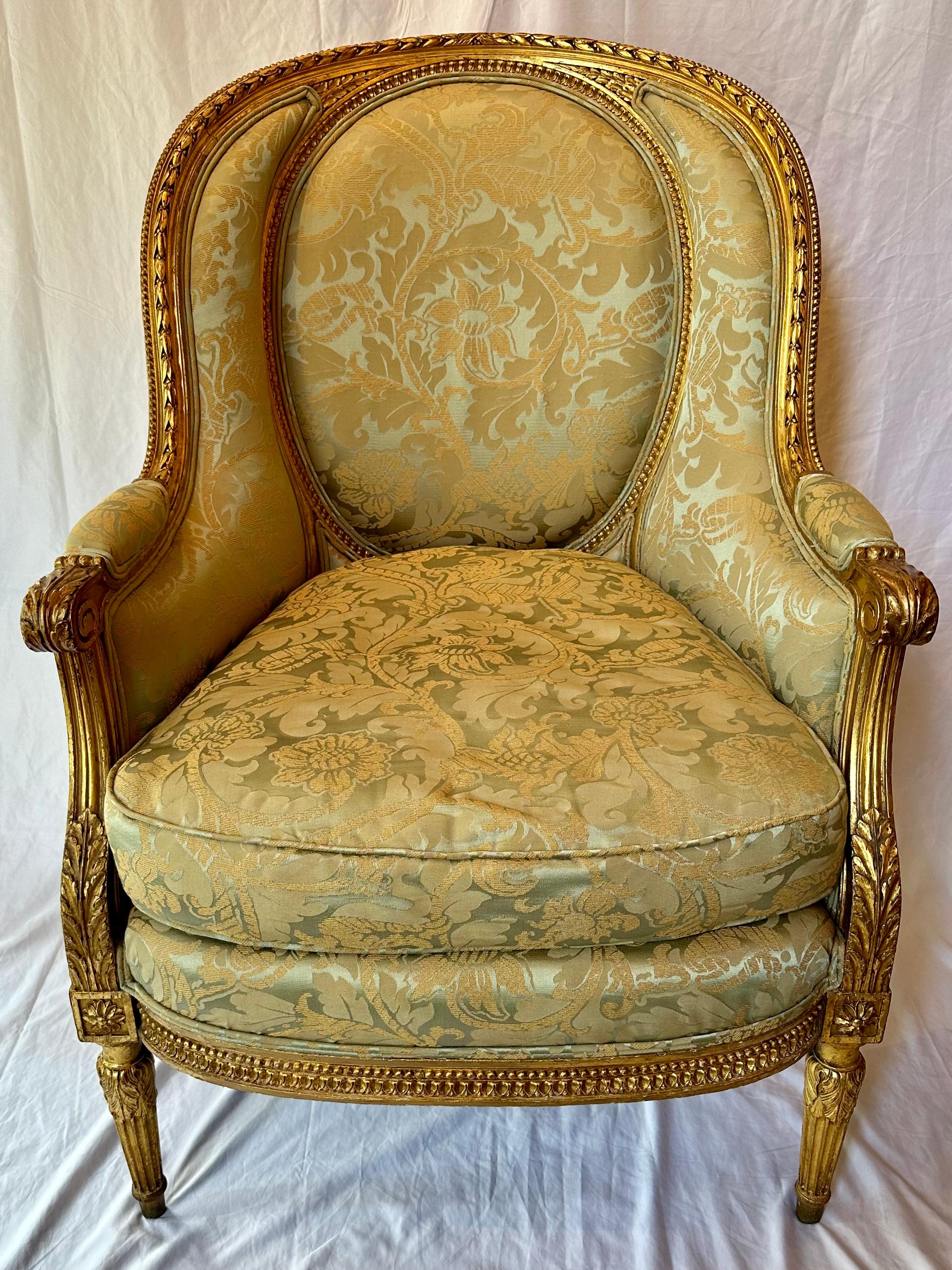 Paar antike französische Bergere-Stühle aus Gold aus dem späten 19. Jahrhundert. (Französisch) im Angebot
