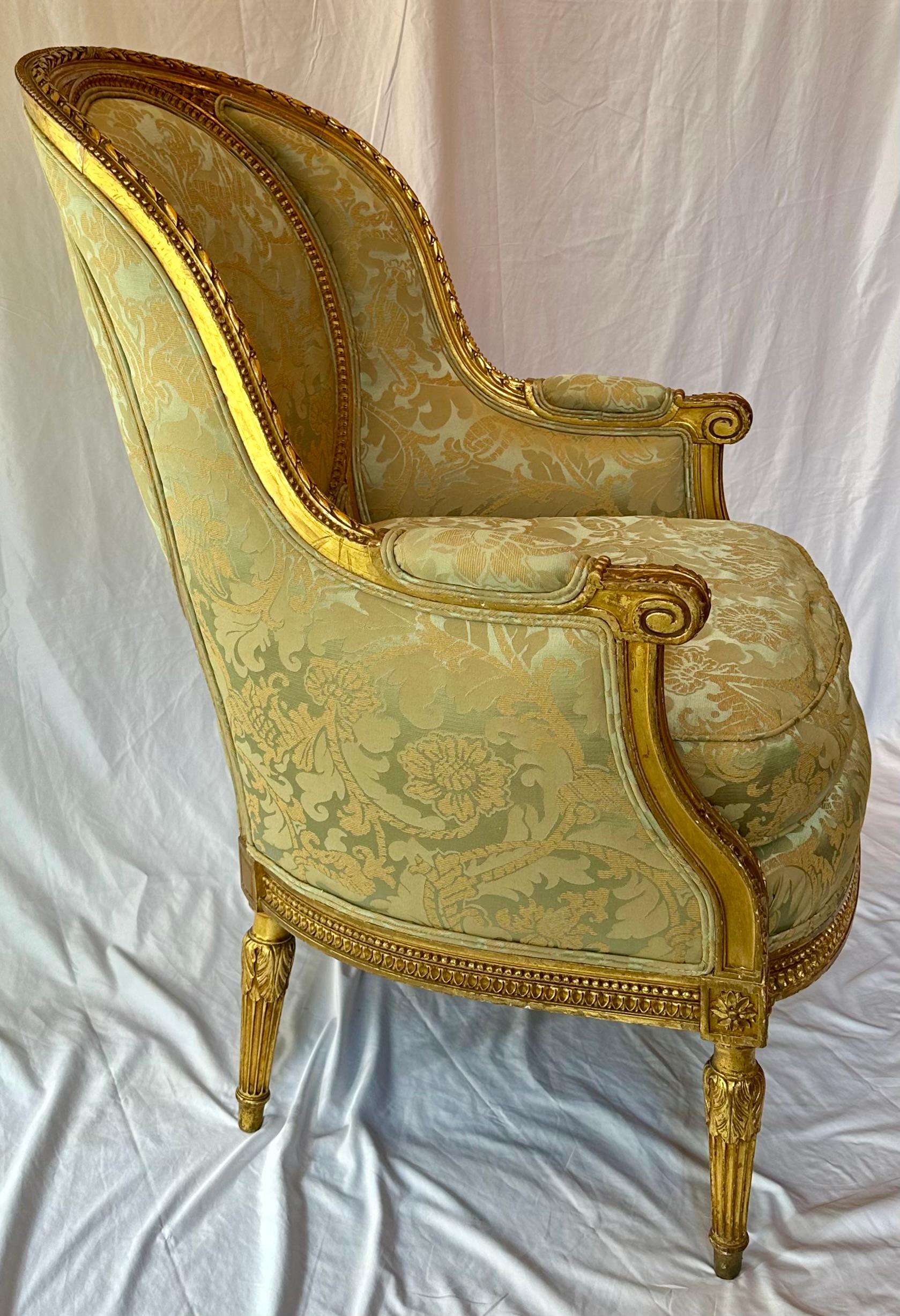 Paar antike französische Bergere-Stühle aus Gold aus dem späten 19. Jahrhundert. im Zustand „Gut“ im Angebot in New Orleans, LA