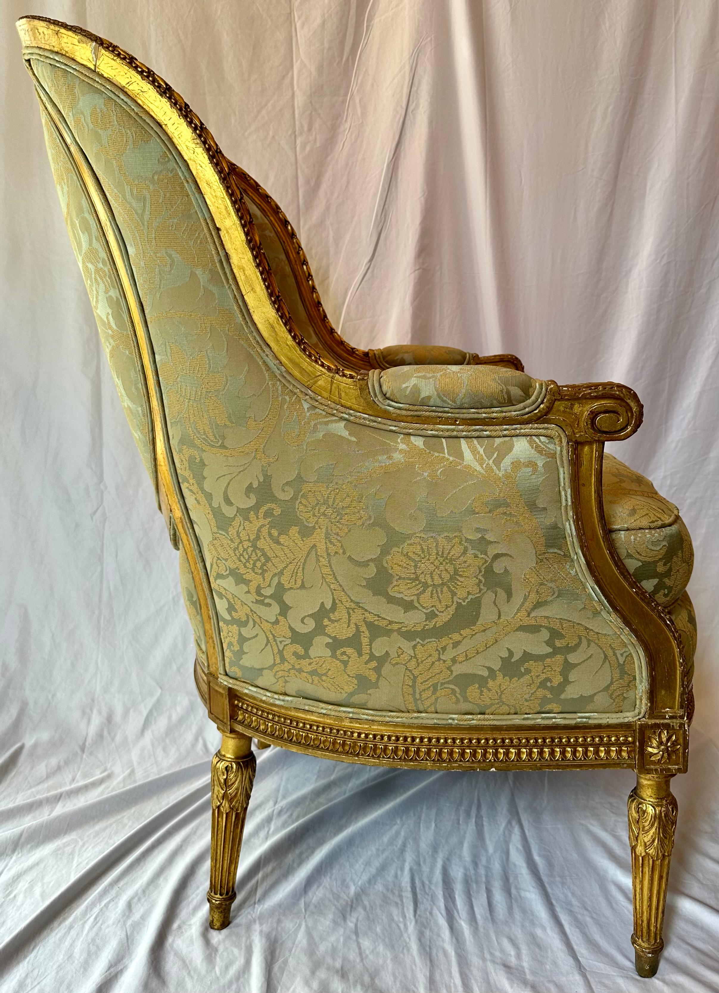 Paar antike französische Bergere-Stühle aus Gold aus dem späten 19. Jahrhundert. (Polster) im Angebot