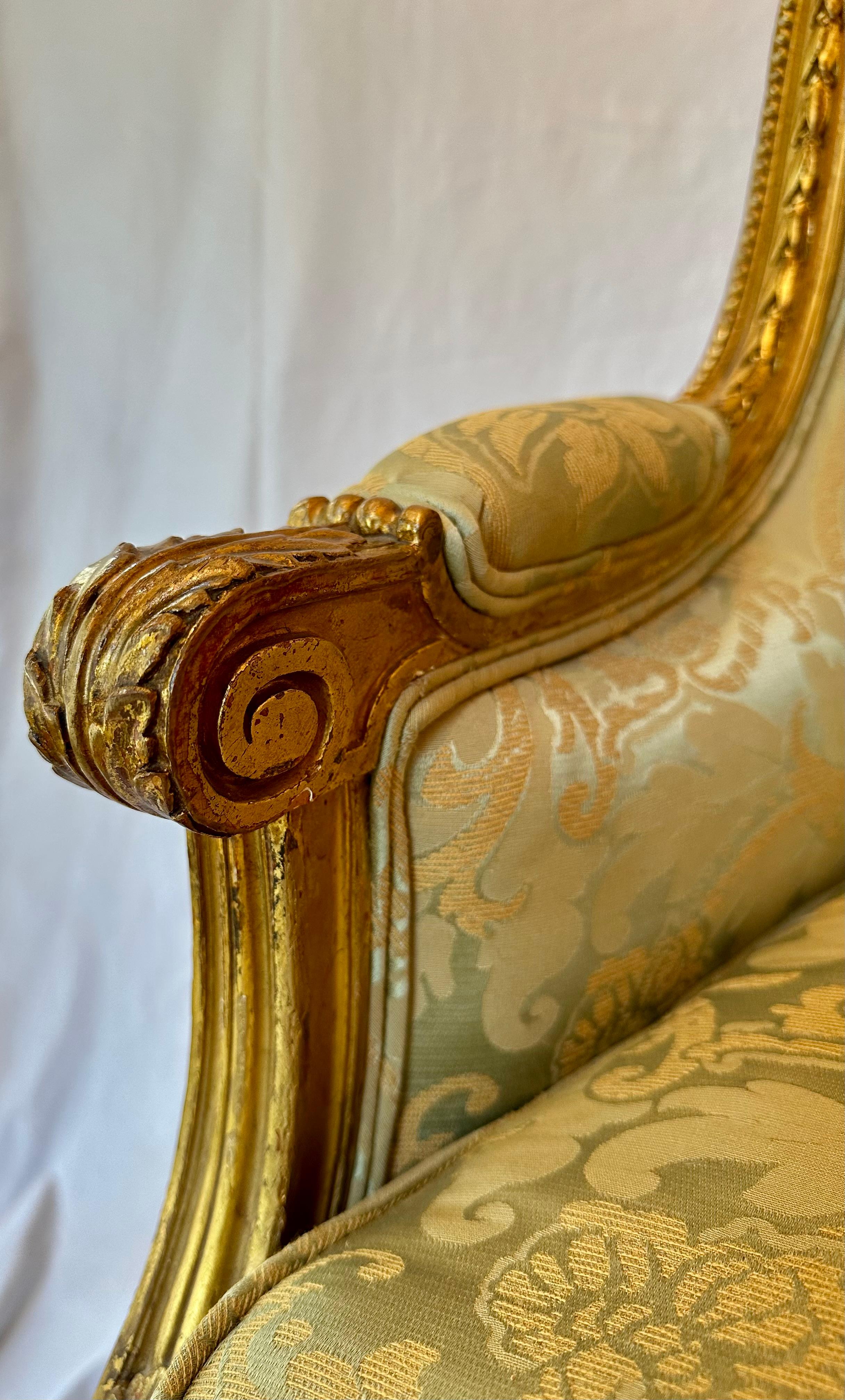 Paar antike französische Bergere-Stühle aus Gold aus dem späten 19. Jahrhundert. im Angebot 4