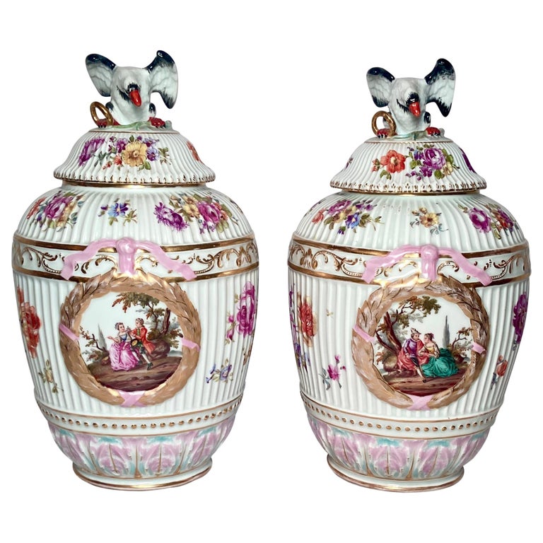 Paar antike Deckelgläser aus Porzellan des späten 19. Jahrhunderts mit „ Dresden“-Marken im Angebot bei 1stDibs