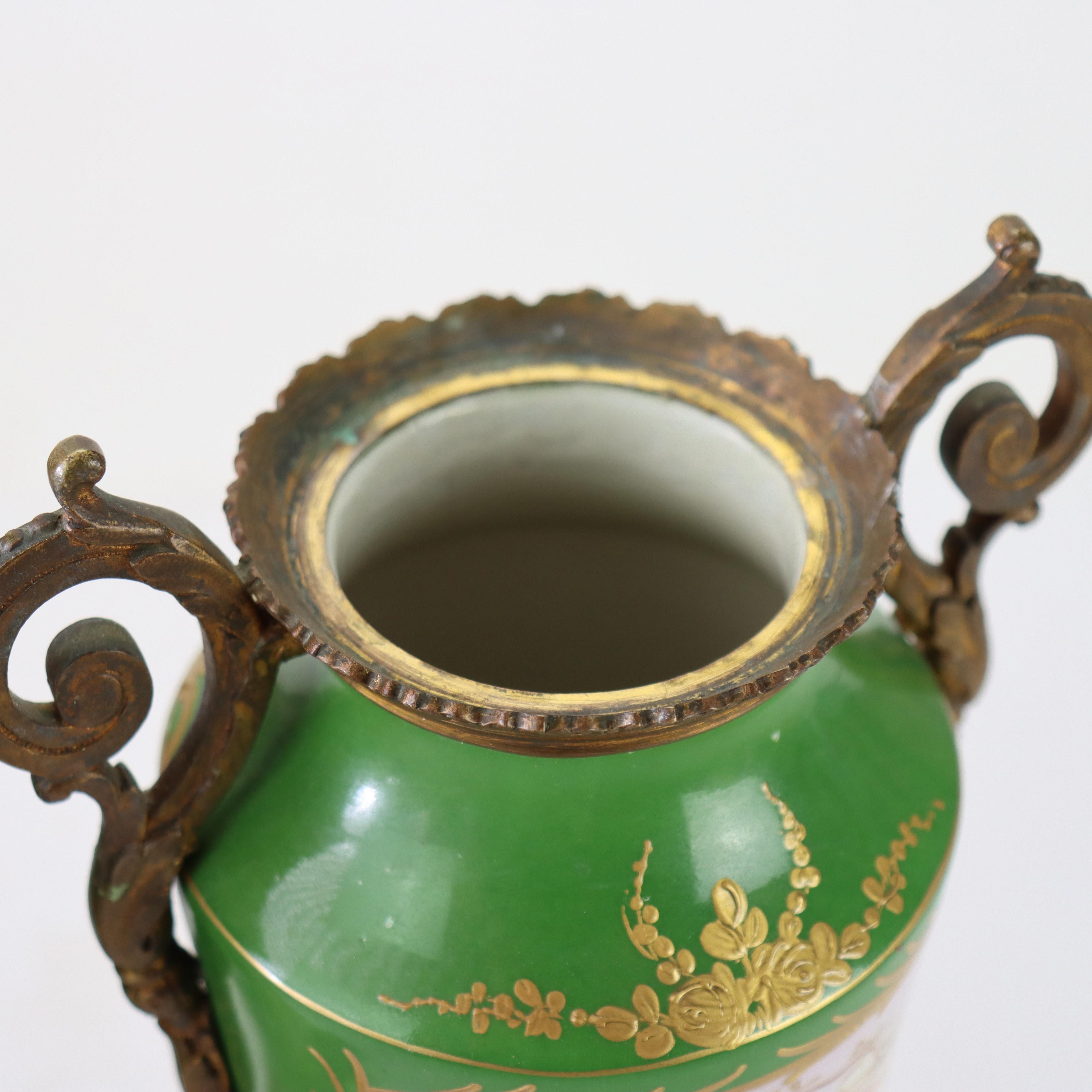 XIX secolo Coppia di antiche urne rivestite in porcellana di Limoges e ormolu con scene di genere del 1890 ca. in vendita