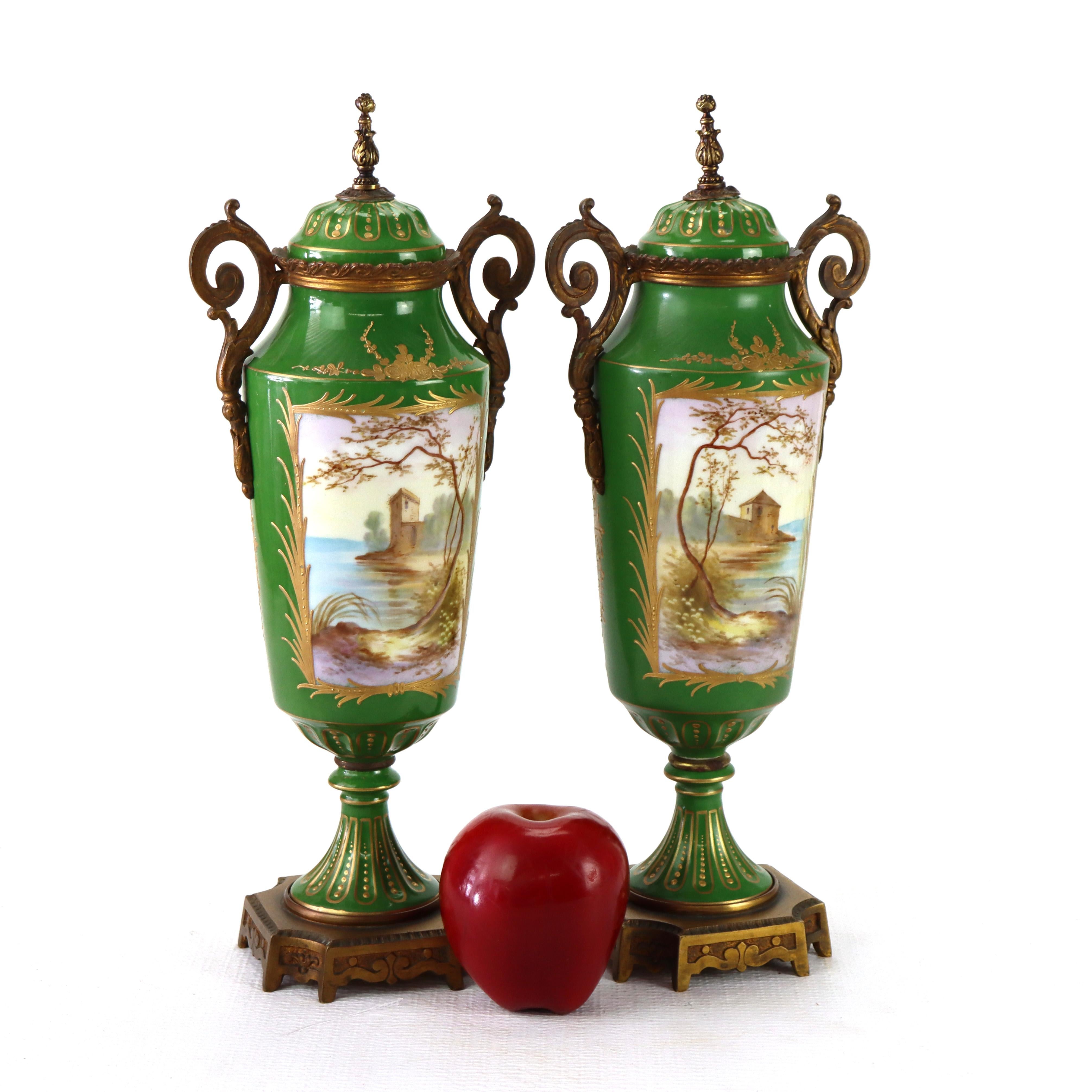 Coppia di antiche urne rivestite in porcellana di Limoges e ormolu con scene di genere del 1890 ca. in vendita 1