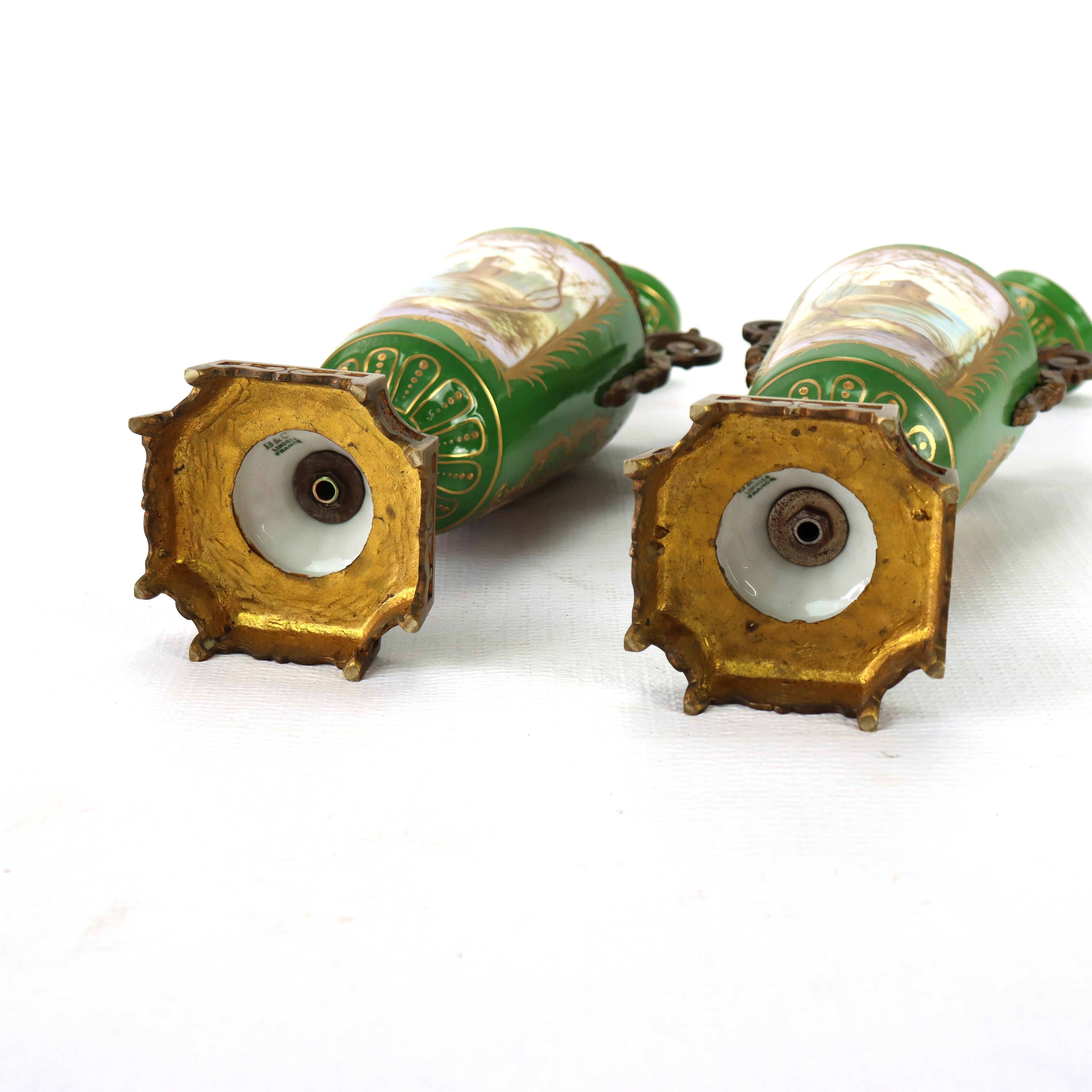 Coppia di antiche urne rivestite in porcellana di Limoges e ormolu con scene di genere del 1890 ca. in vendita 2