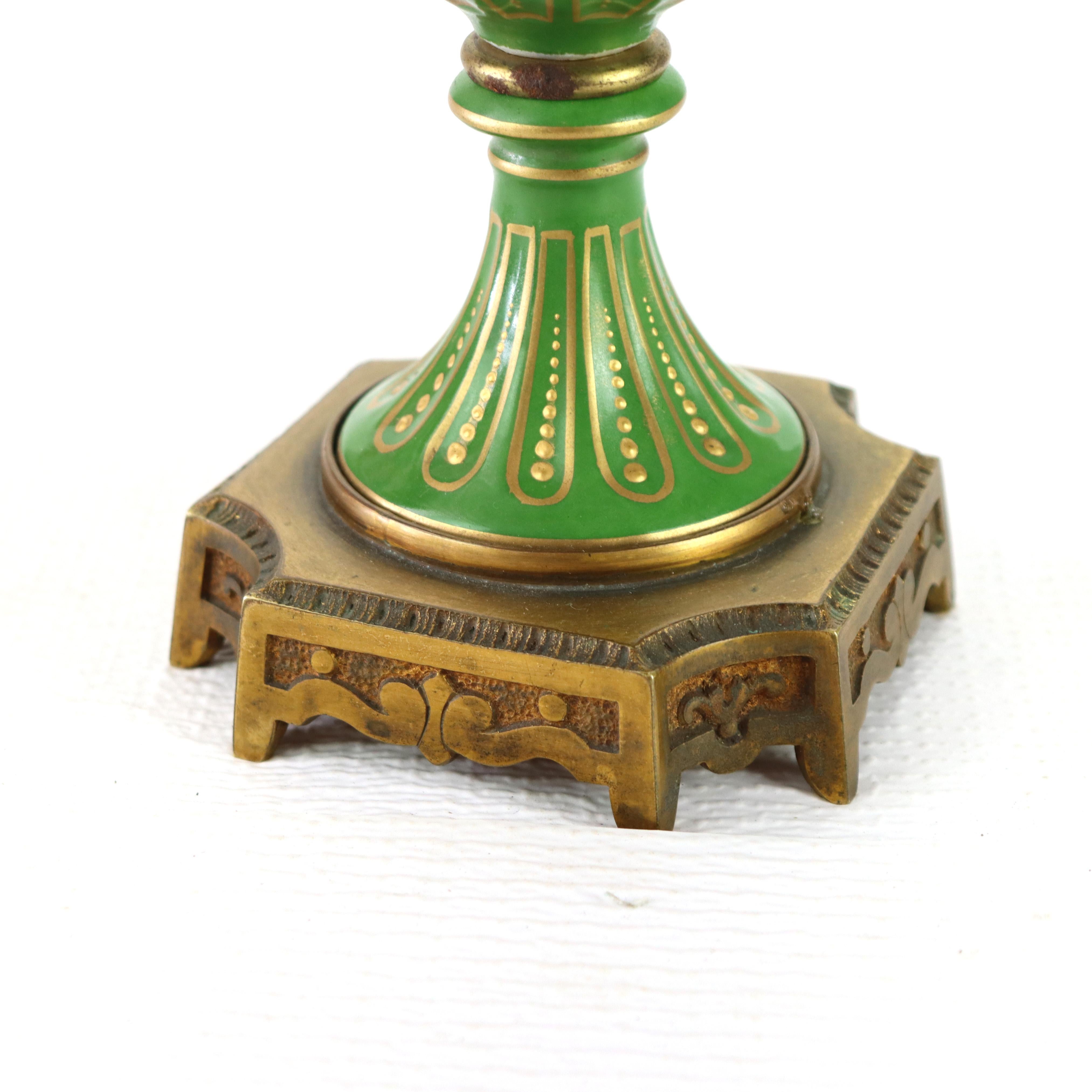 Coppia di antiche urne rivestite in porcellana di Limoges e ormolu con scene di genere del 1890 ca. in vendita 3