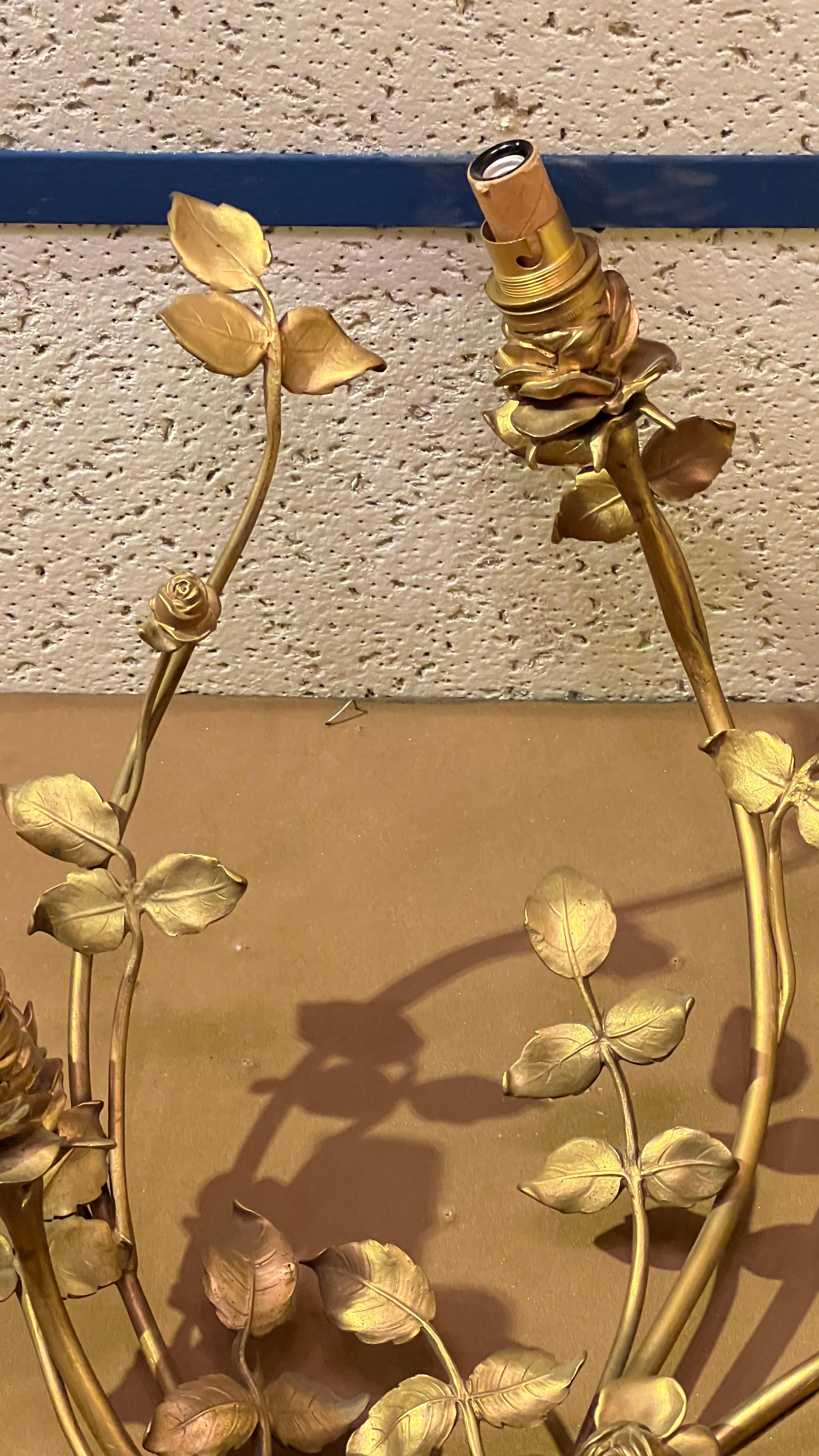 Paire d'appliques anciennes de style Louis XV en bronze doré avec motif musical en vente 3