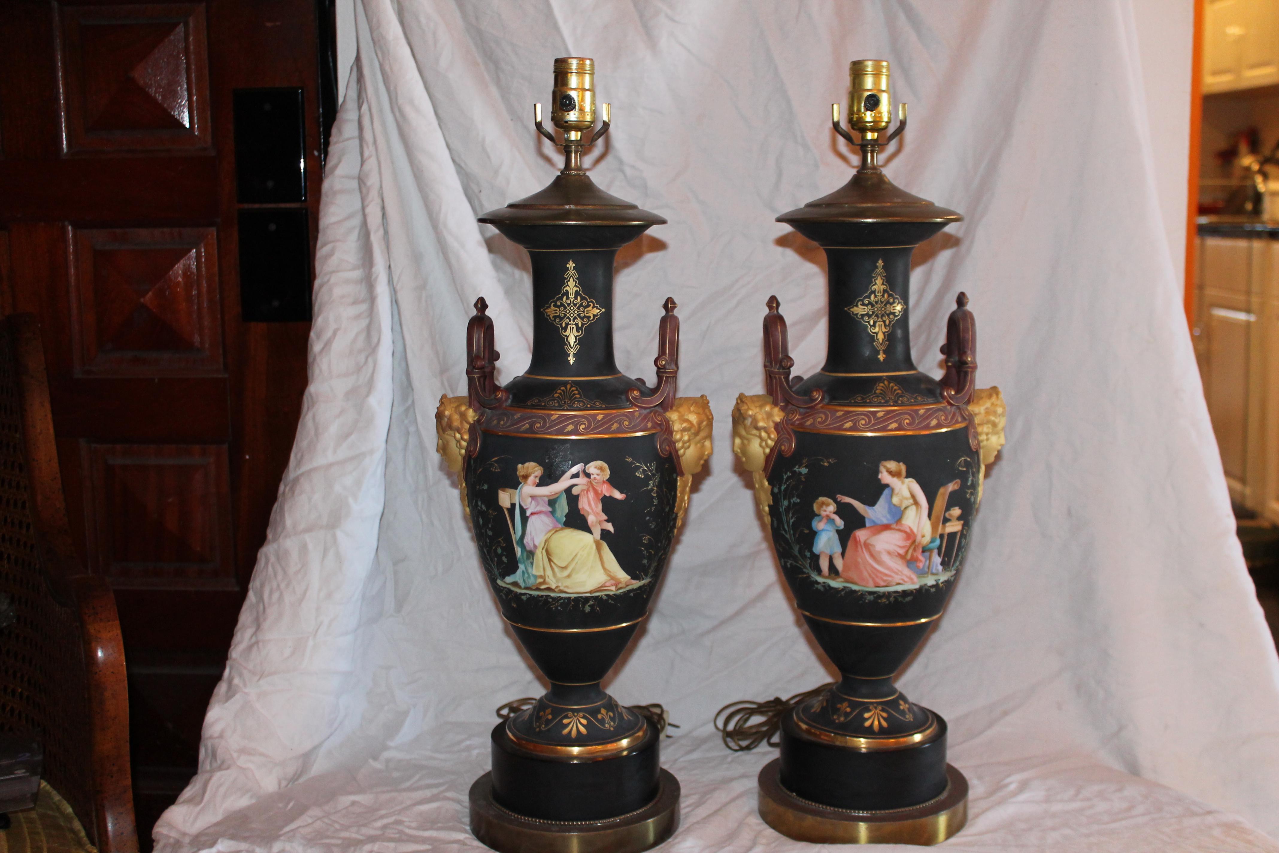 Paar c1900 Französisch Louis XIV Stil Schwarz Biskuit Tischlampen. Wunderschön verziert mit Cherub und Jungfrau. Diese Lampen sind atemberaubend und in sehr gutem Zustand, ohne Probleme. 