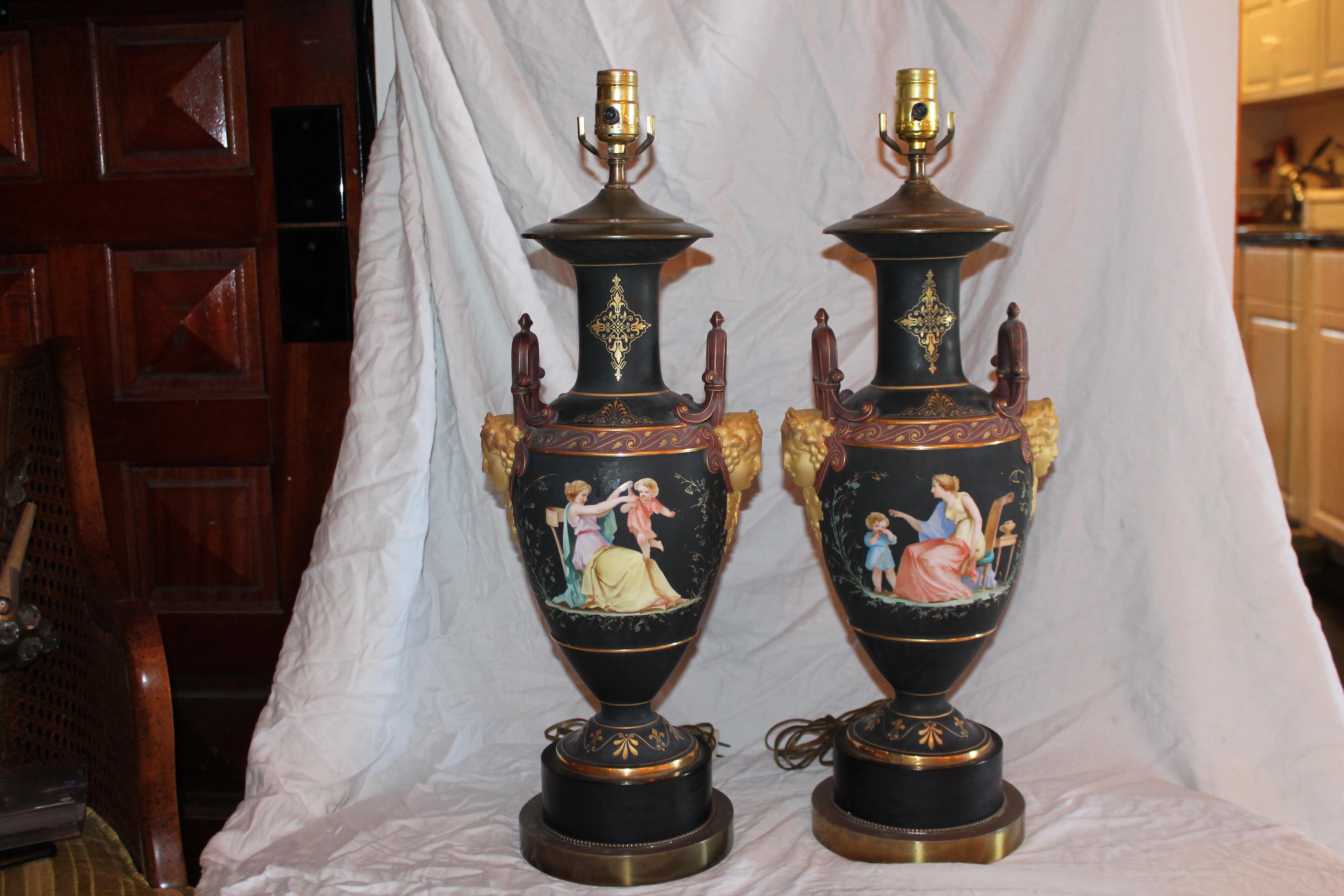 Français Paire de lampes de table anciennes de style Louis XVI, noires, décorées d'un chérubin et d'une jeune fille en vente