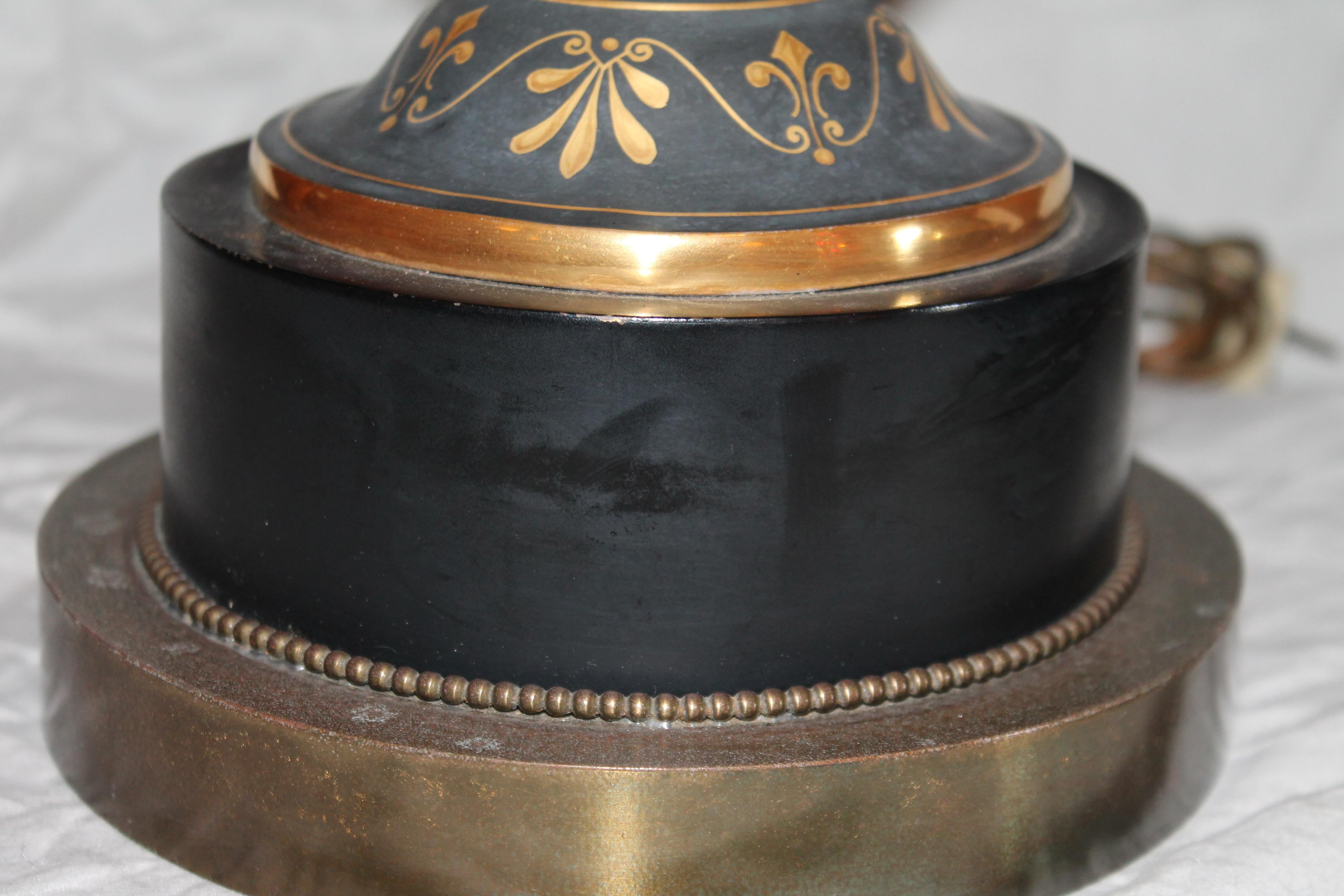Paar antike Louis XVI Stil Schwarz Bisque Cherub & Maiden dekoriert Tischlampen (Frühes 20. Jahrhundert) im Angebot