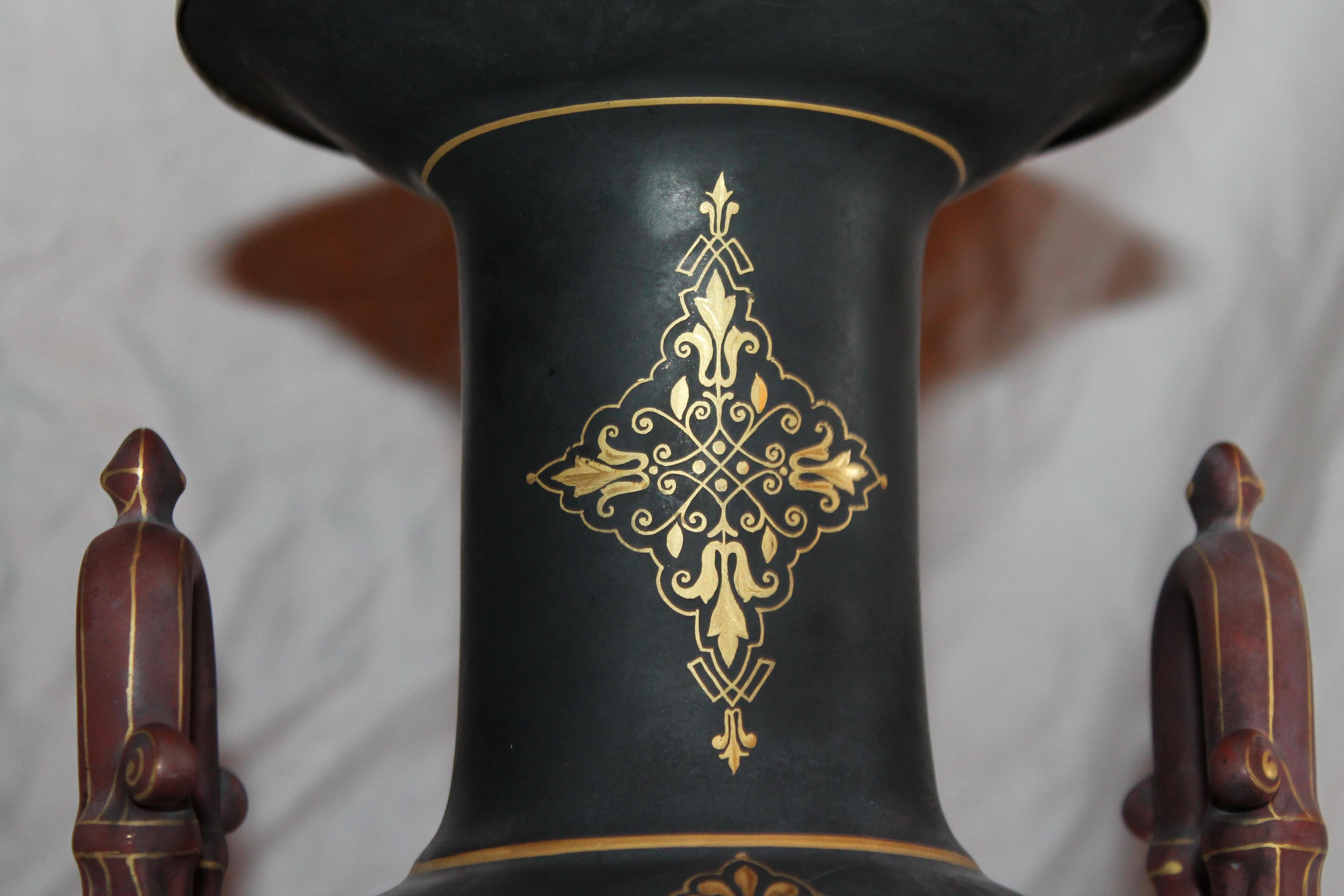 Paire de lampes de table anciennes de style Louis XVI, noires, décorées d'un chérubin et d'une jeune fille en vente 1