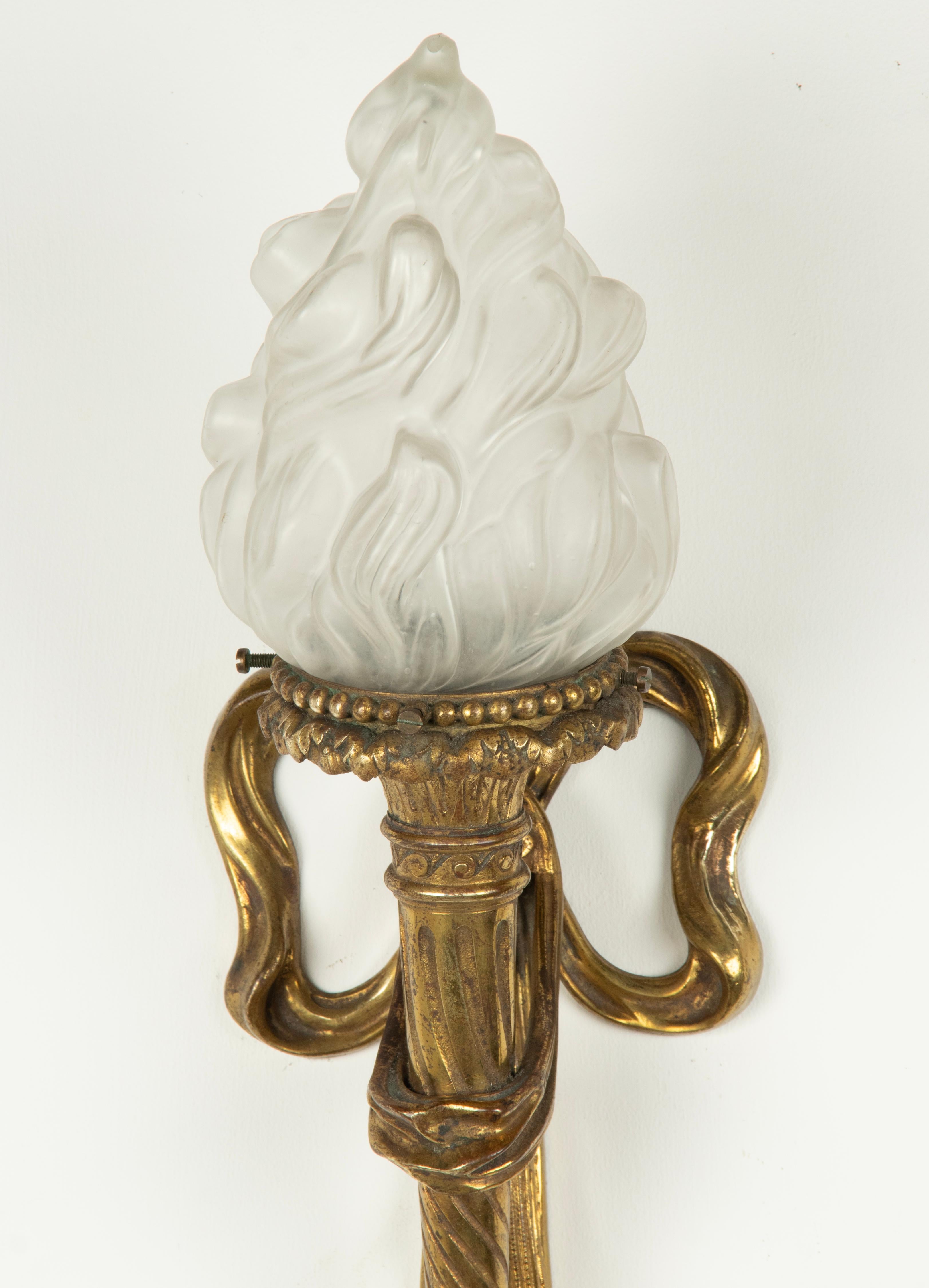 Paar Antike Louis XVI Stil Bronze Wandleuchten / Wandlampen Fackeln (Französisch) im Angebot