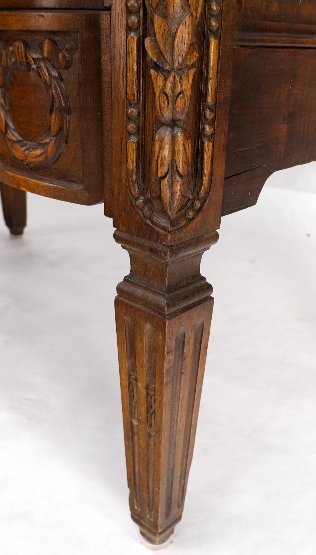 Paire d'anciennes commodes à 3 tiroirs avec dessus en marbre finement sculpté et poignées en laiton MINT en vente 4