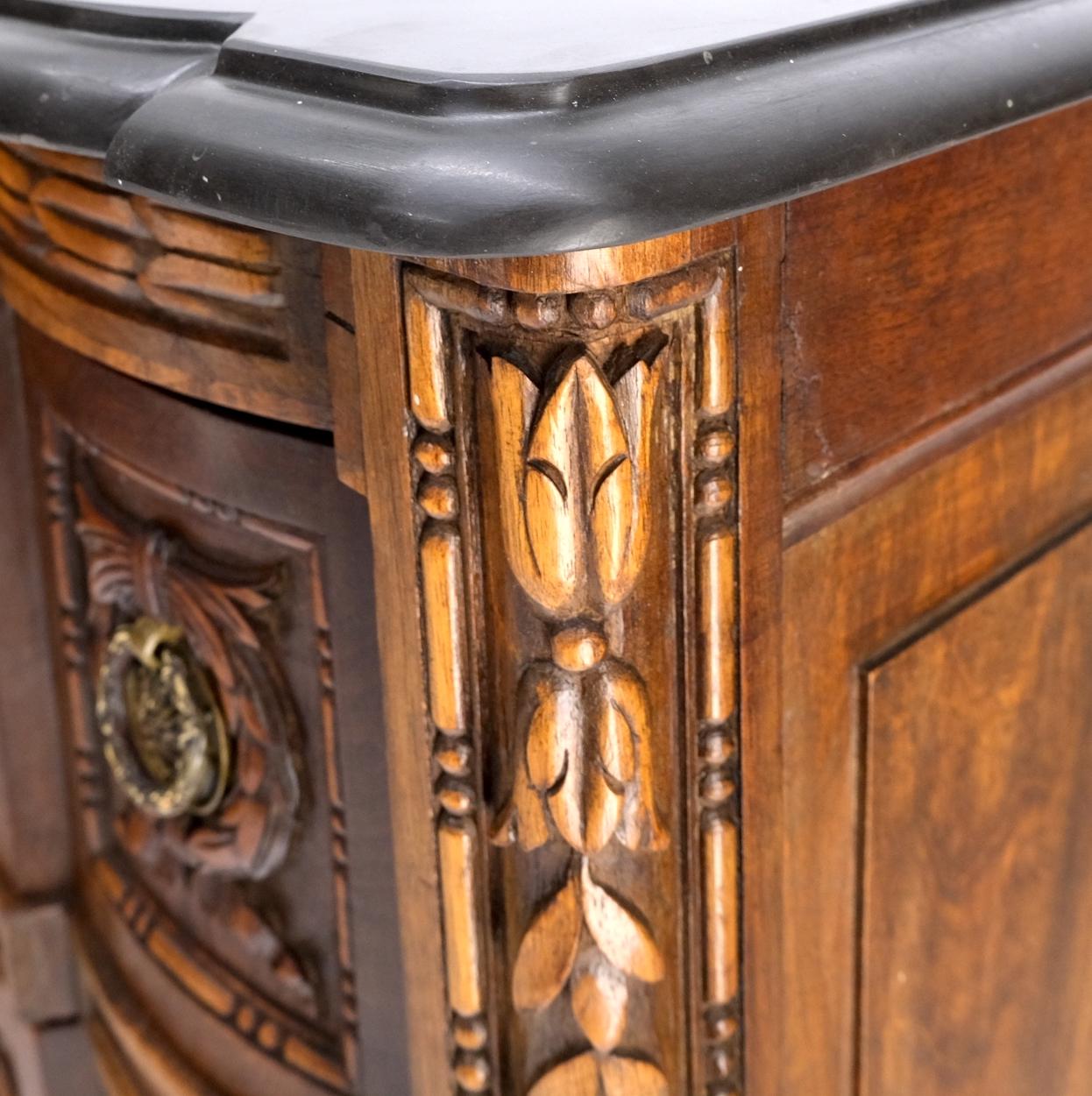 Paire d'anciennes commodes à 3 tiroirs avec dessus en marbre finement sculpté et poignées en laiton MINT en vente 6