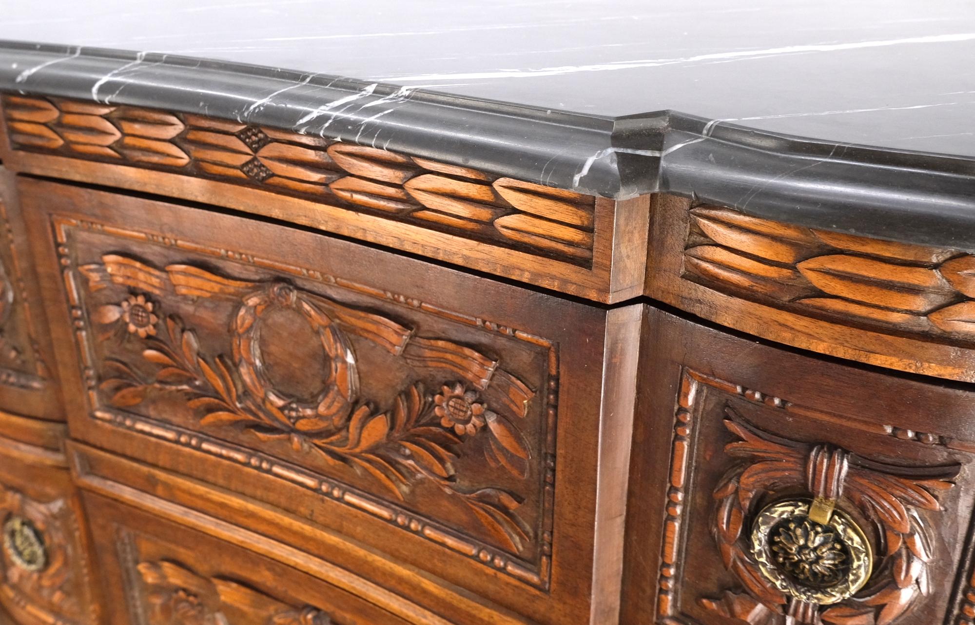 Paire d'anciennes commodes à 3 tiroirs avec dessus en marbre finement sculpté et poignées en laiton MINT en vente 1