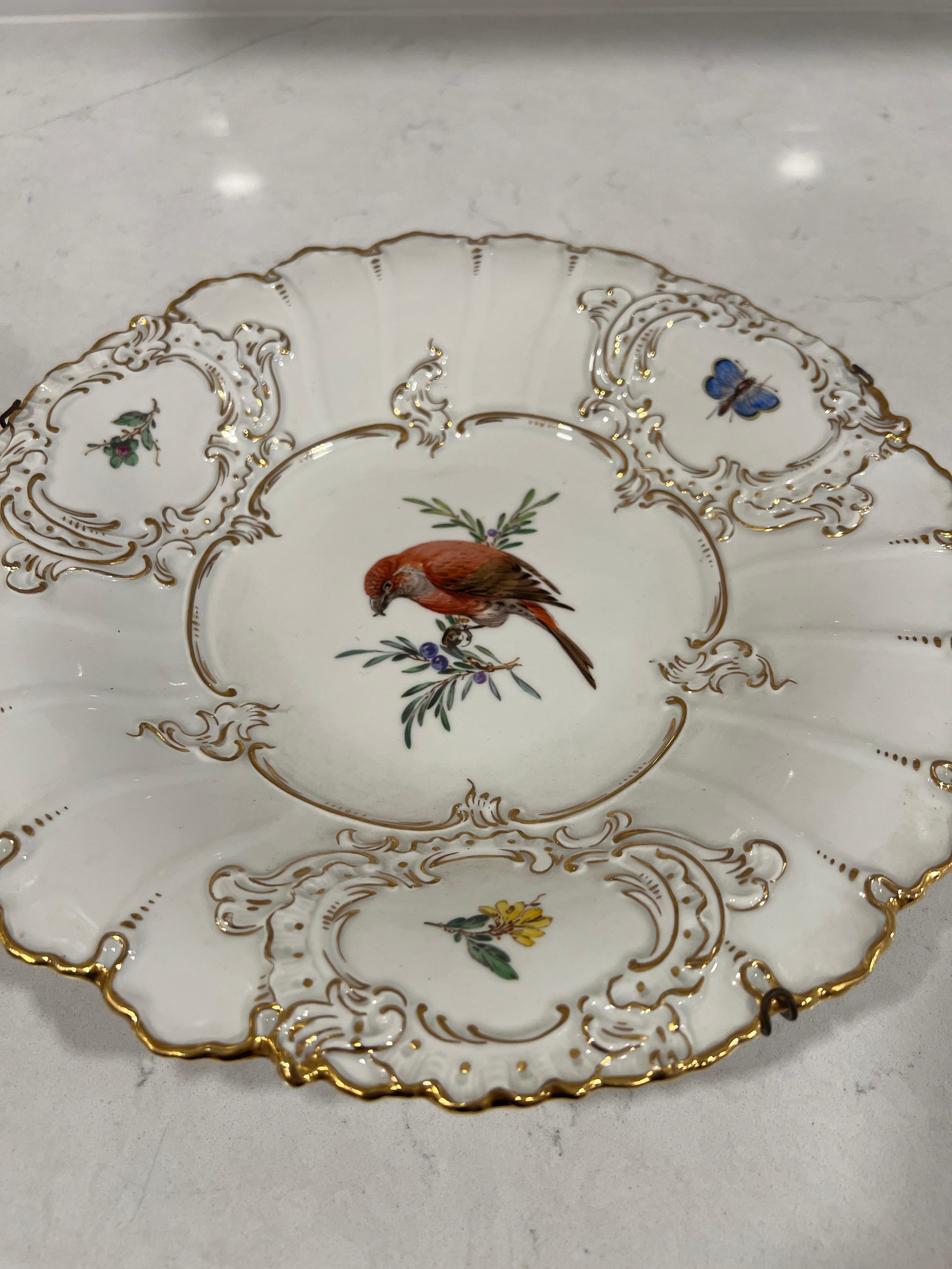Paar, antike Meissen Porcelain Ornithological & Gold Encrusted Chargers (Deutsch) im Angebot