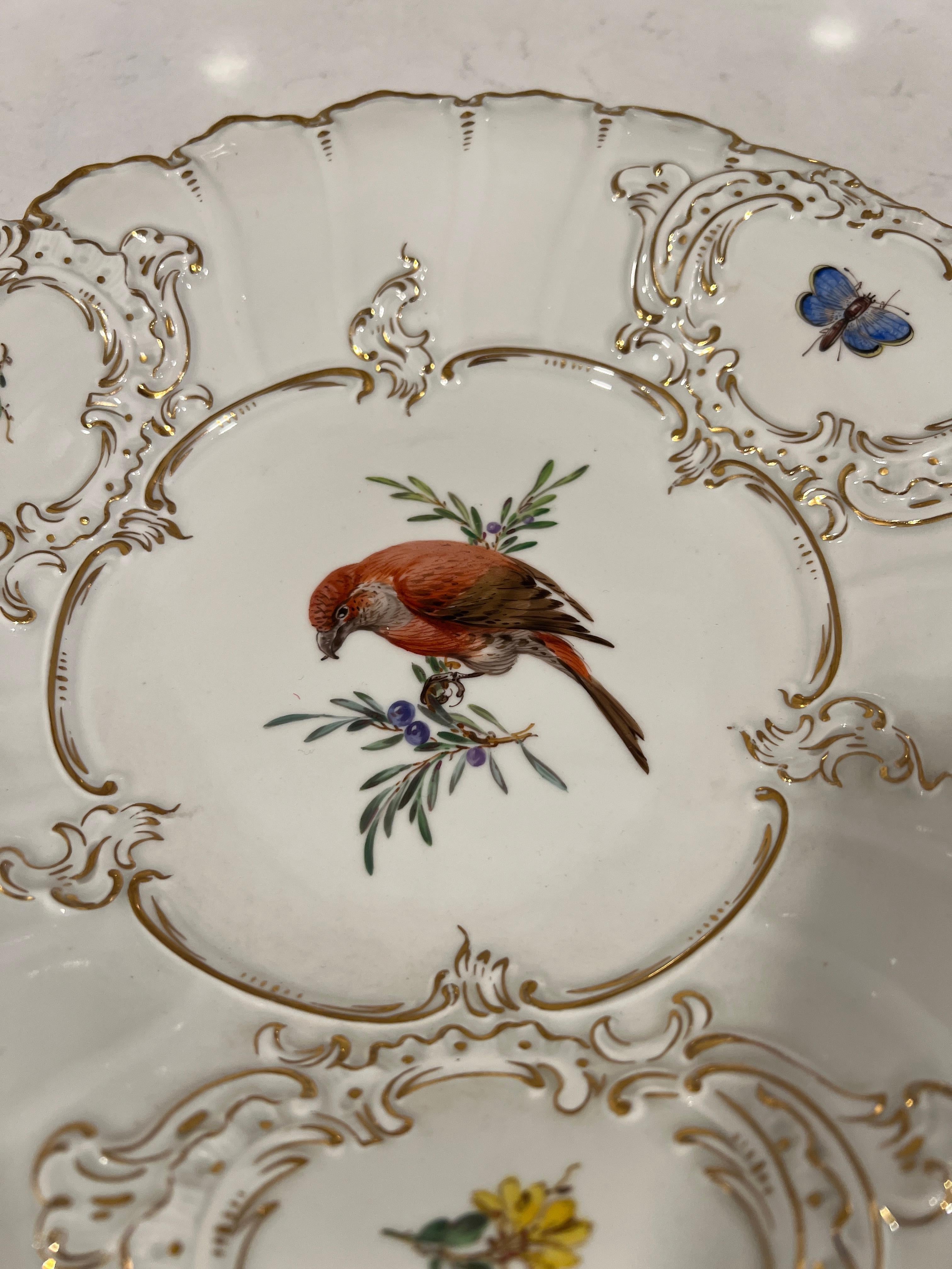 Paar, antike Meissen Porcelain Ornithological & Gold Encrusted Chargers im Angebot 1