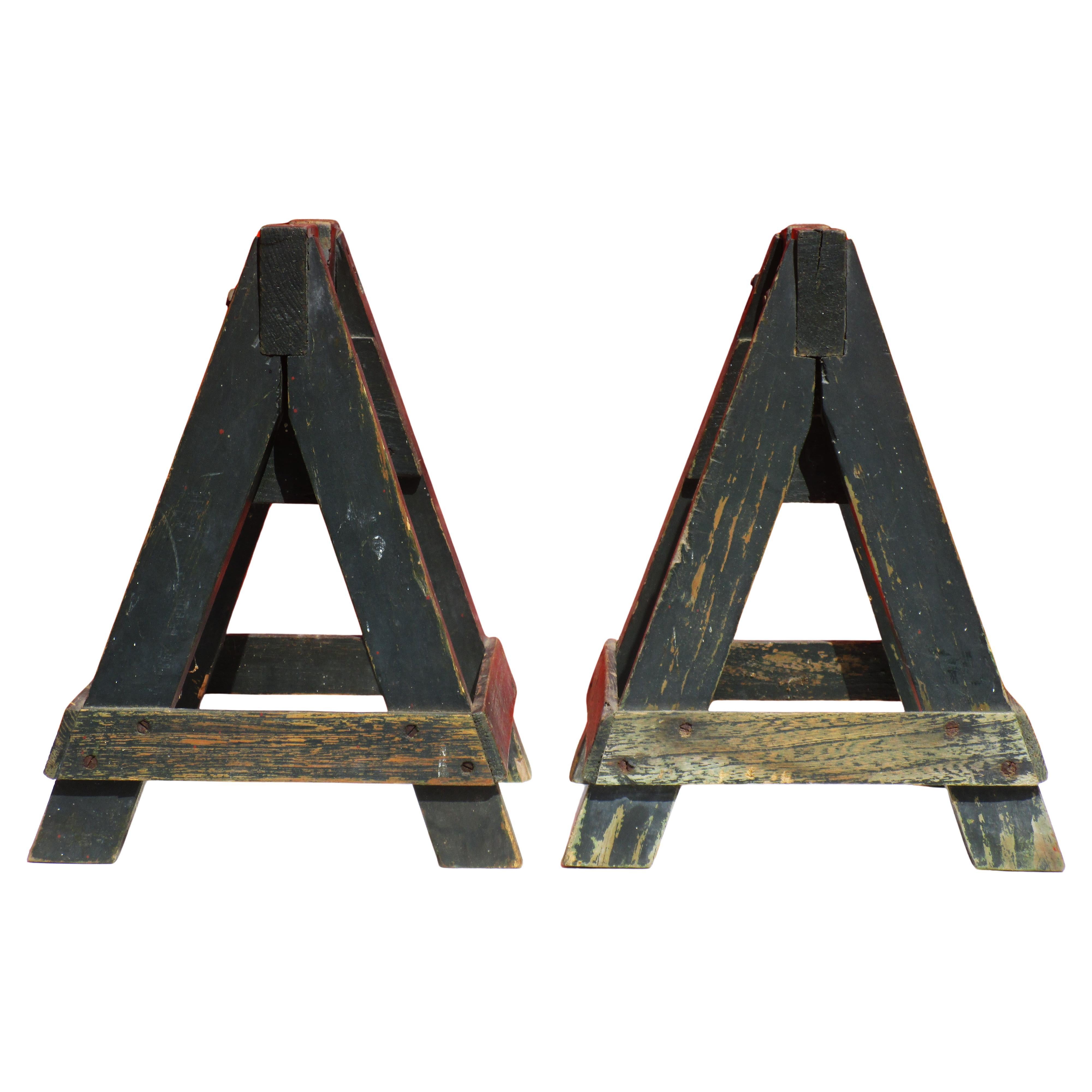 Une très bonne paire d'échafaudages miniatures en chêne pour la menuiserie, le travail du métal ou de la pierre, avec une belle patine d'origine peinte en vert et une construction boulonnée de qualité, faite à la main. Mesure 15