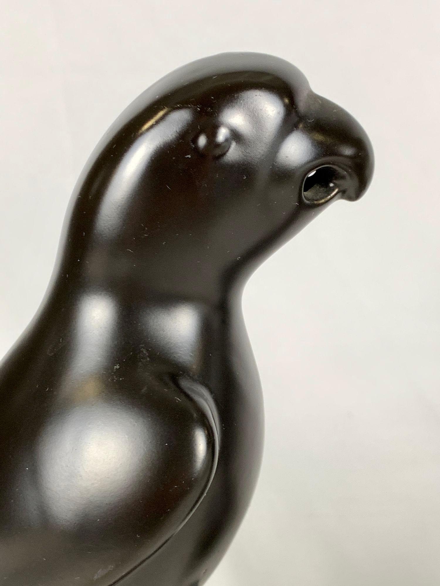 Questa coppia di pappagalli in ceramica è stata realizzata dalla rinomata Minton Company di Stoke-upon-Trent, Staffordshire, Inghilterra, intorno al 1890.
Queste affascinanti figure si ispirano ai tradizionali pappagalli cinesi da esportazione che