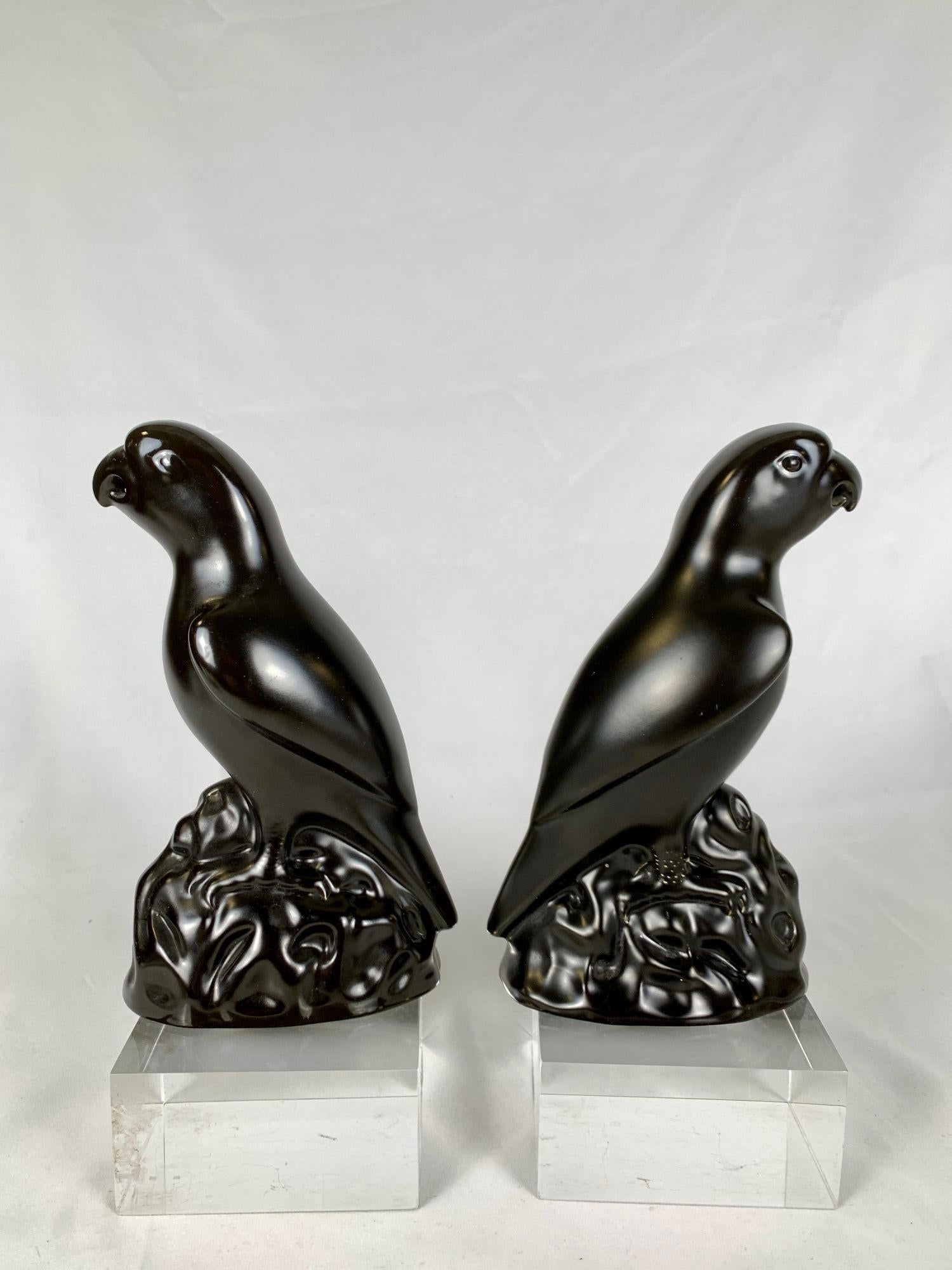 Coppia di pappagalli antichi in ceramica Minton di colore marrone scuro Inghilterra CIRCA 1890 In condizioni ottime in vendita a Katonah, NY