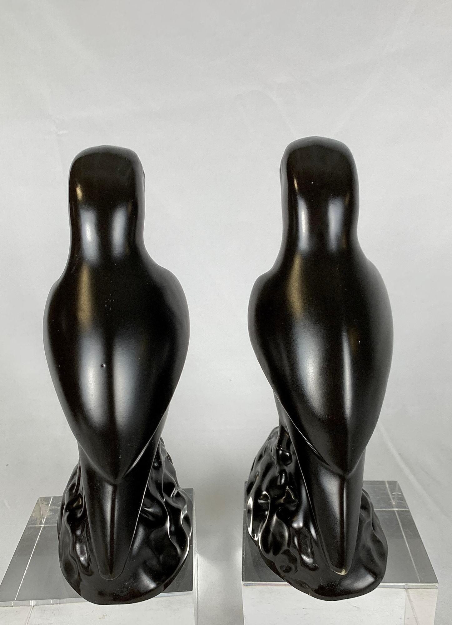 Terracotta Coppia di pappagalli antichi in ceramica Minton di colore marrone scuro Inghilterra CIRCA 1890 in vendita