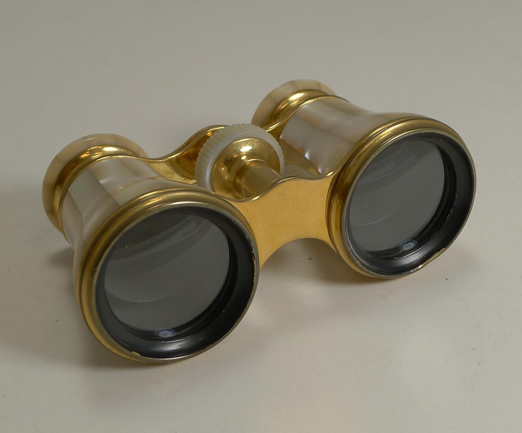 Pair of Antique Mother of Pearl Opera Glasses by Lemaire, Paris circa 1890 In Good Condition In Bath, GB