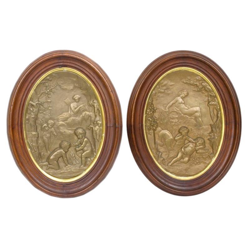 Coppia di antiche targhe da parete neoclassiche in bronzo a bassorilievo