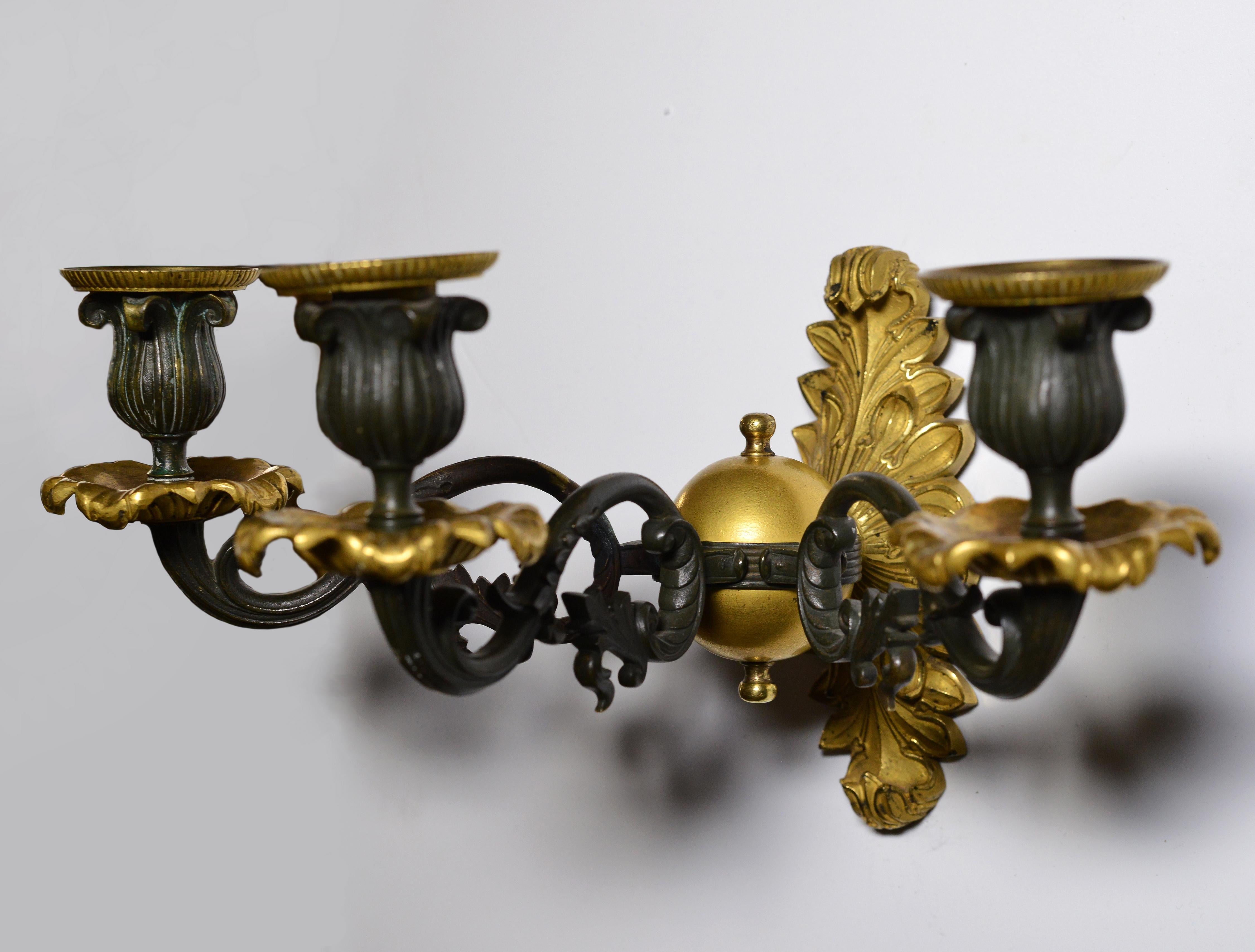 Paar antike neoklassizistische Wandleuchter aus vergoldeter Bronze mit Patina mit 3 Lichtern (Neoklassisch) im Angebot