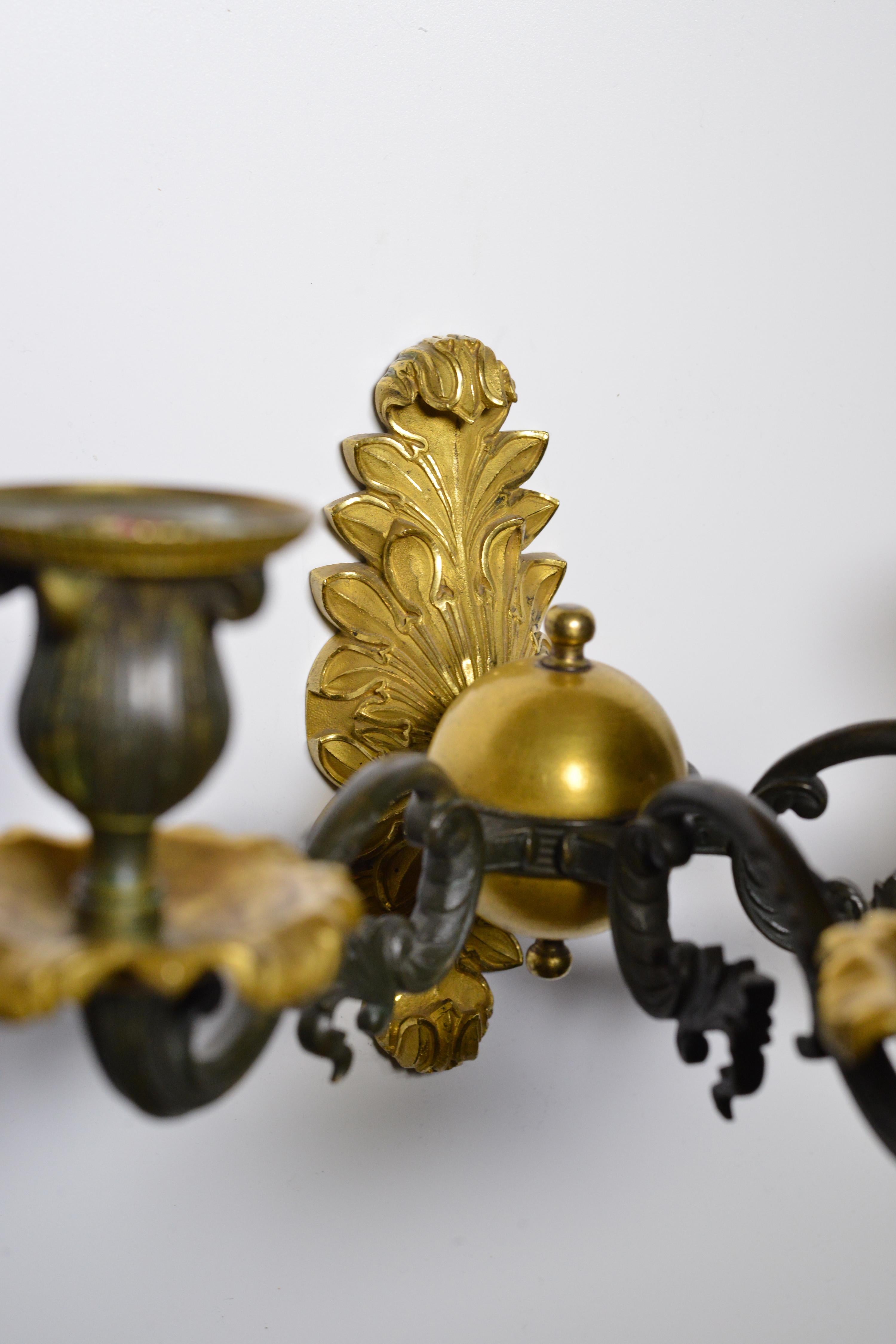 Paar antike neoklassizistische Wandleuchter aus vergoldeter Bronze mit Patina mit 3 Lichtern (Metall) im Angebot