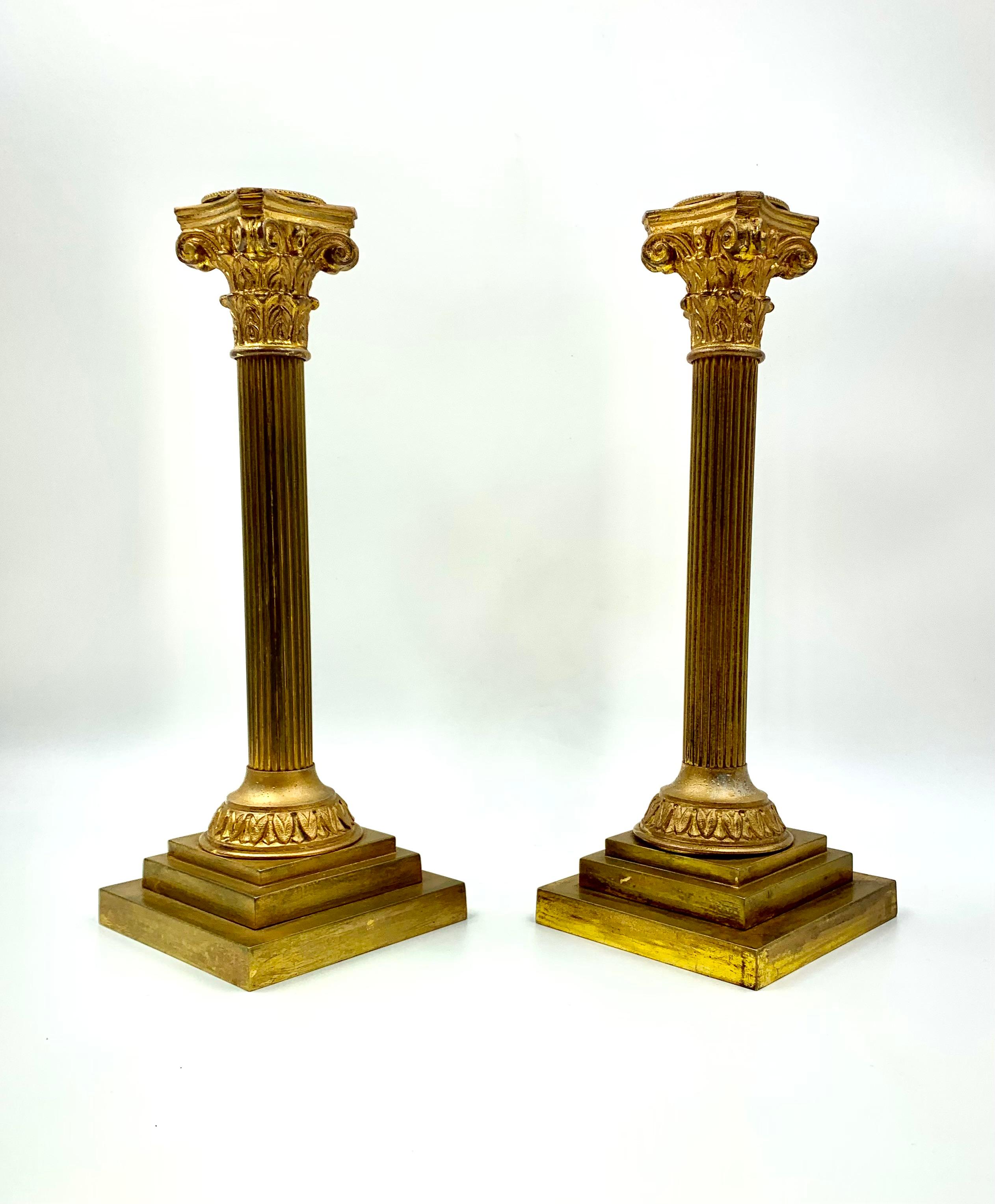 Neoclassico Pair Antique Neoclassical Style Corinthian Column Gilt Bronze Candle Holders in vendita