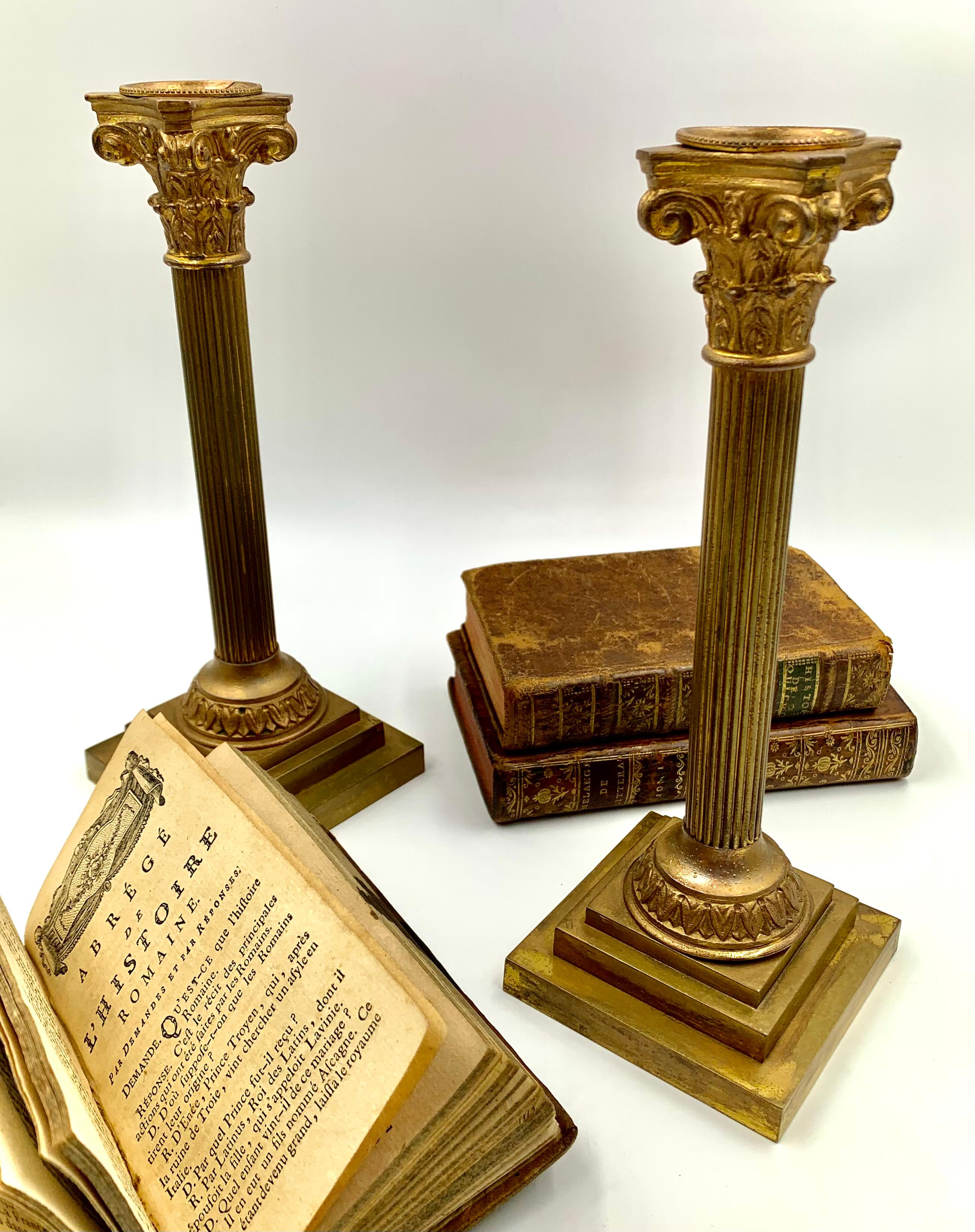 Pair Antique Neoclassical Style Corinthian Column Gilt Bronze Candle Holders in vendita 1