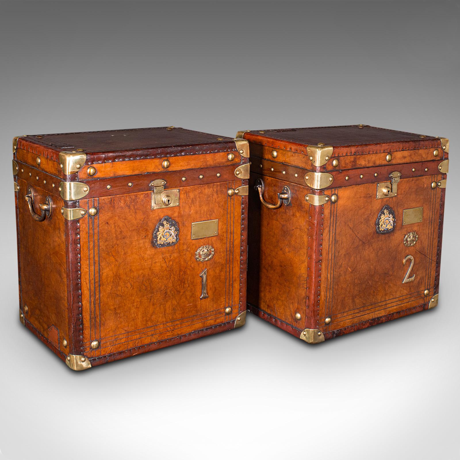 Il s'agit d'une paire de valises de campagne d'officier anciennes. Table de nuit anglaise en cuir et laiton, datant de la fin de la période édouardienne, vers 1910.

Menuiserie exquise, avec des détails et des finitions de grande qualité
Présente