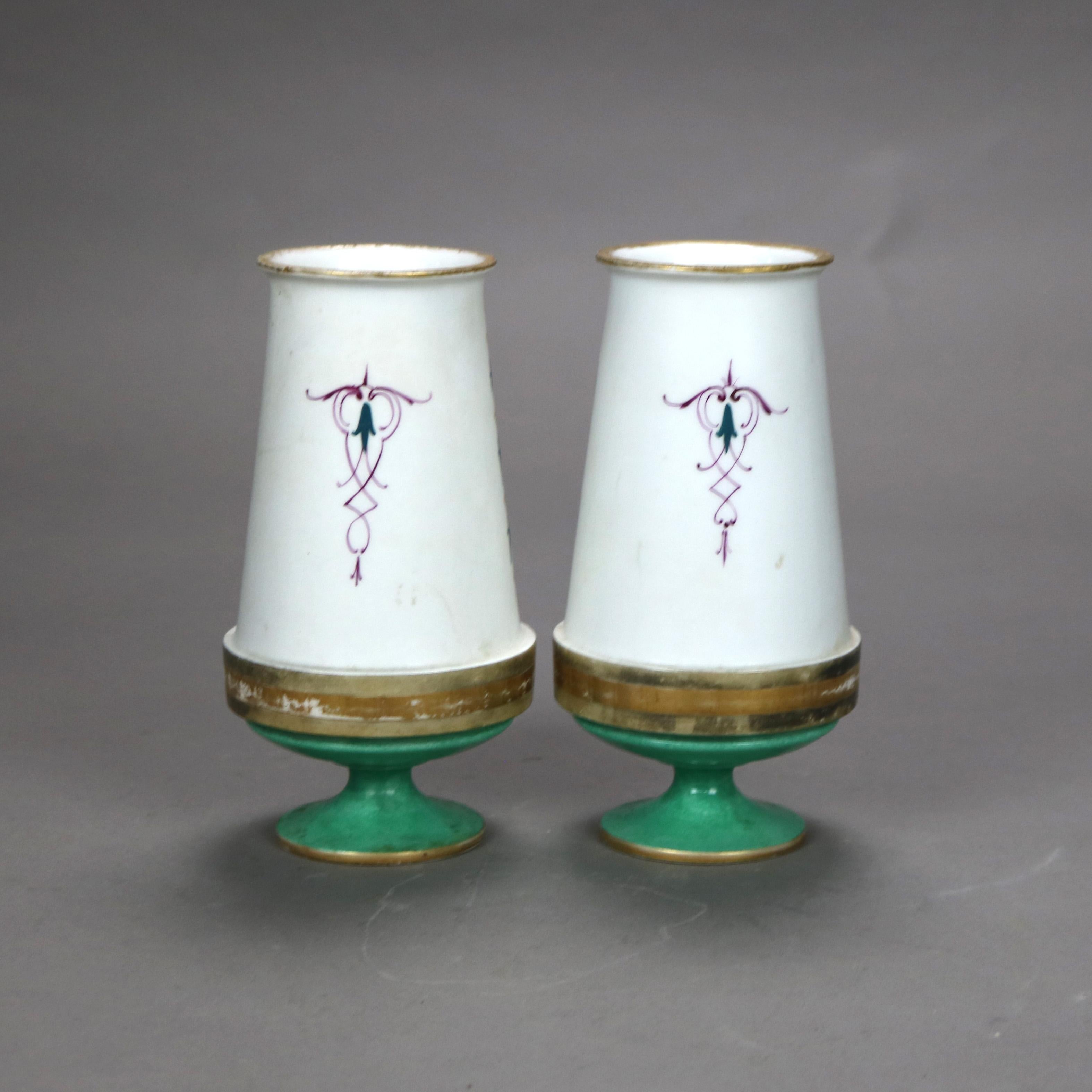 Pareja de jarrones antiguos de porcelana de Old Paris con niños dorados y pintados a mano c1890 Francés en venta