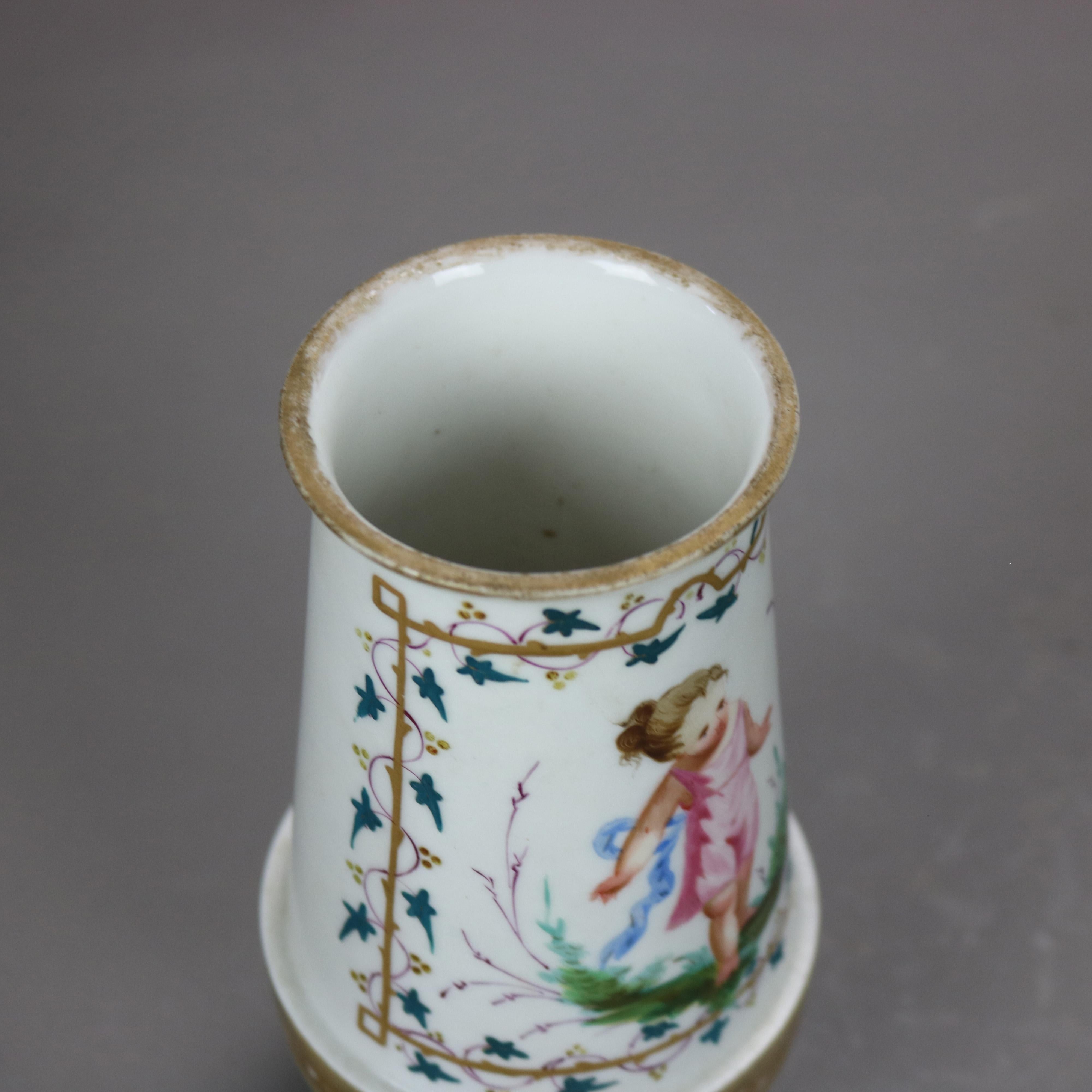 Pareja de jarrones antiguos de porcelana de Old Paris con niños dorados y pintados a mano c1890 Dorado en venta