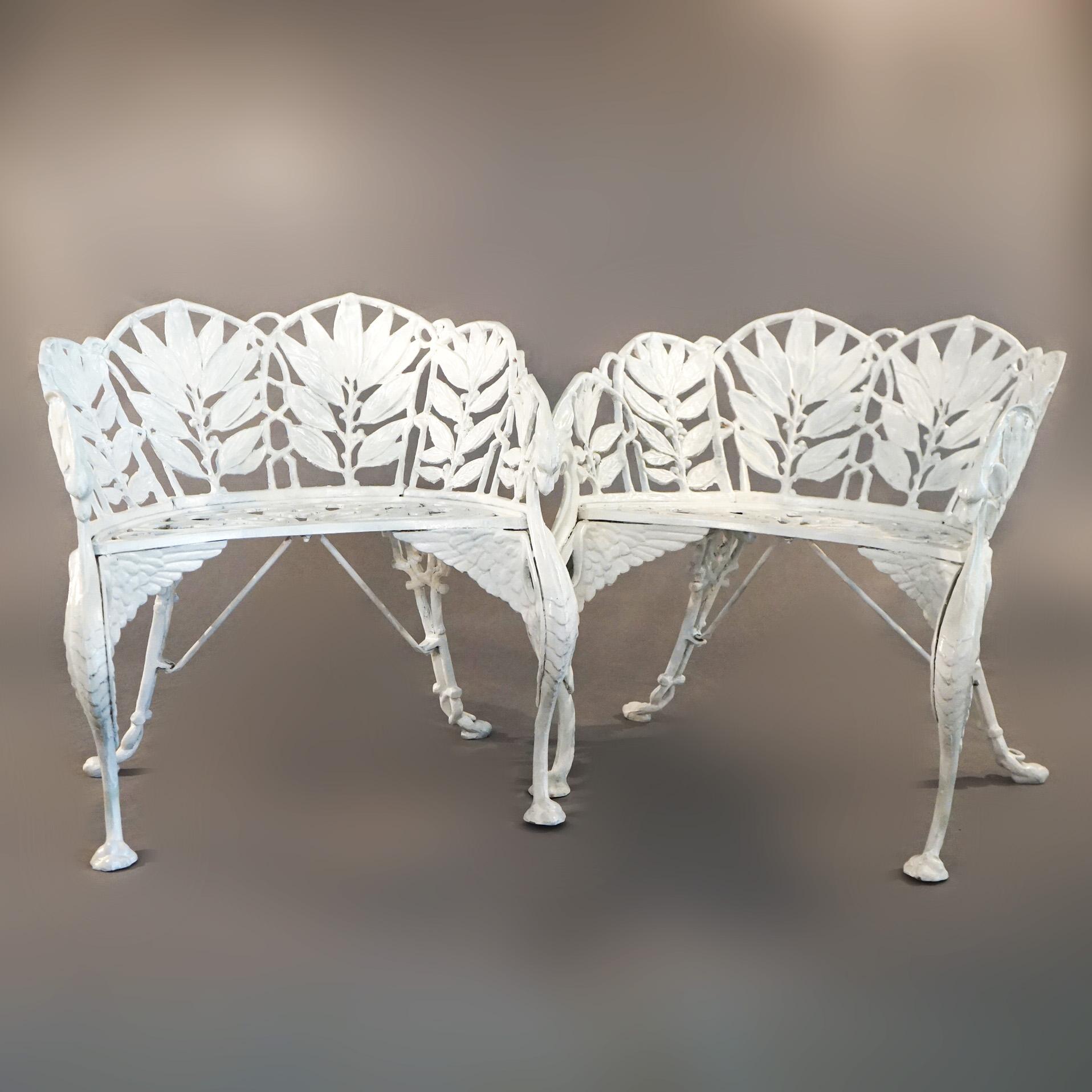 Pareja de antiguas sillas de jardín de hierro fundido pintadas con figuras de helechos por Hart C1890 Vaciado en venta