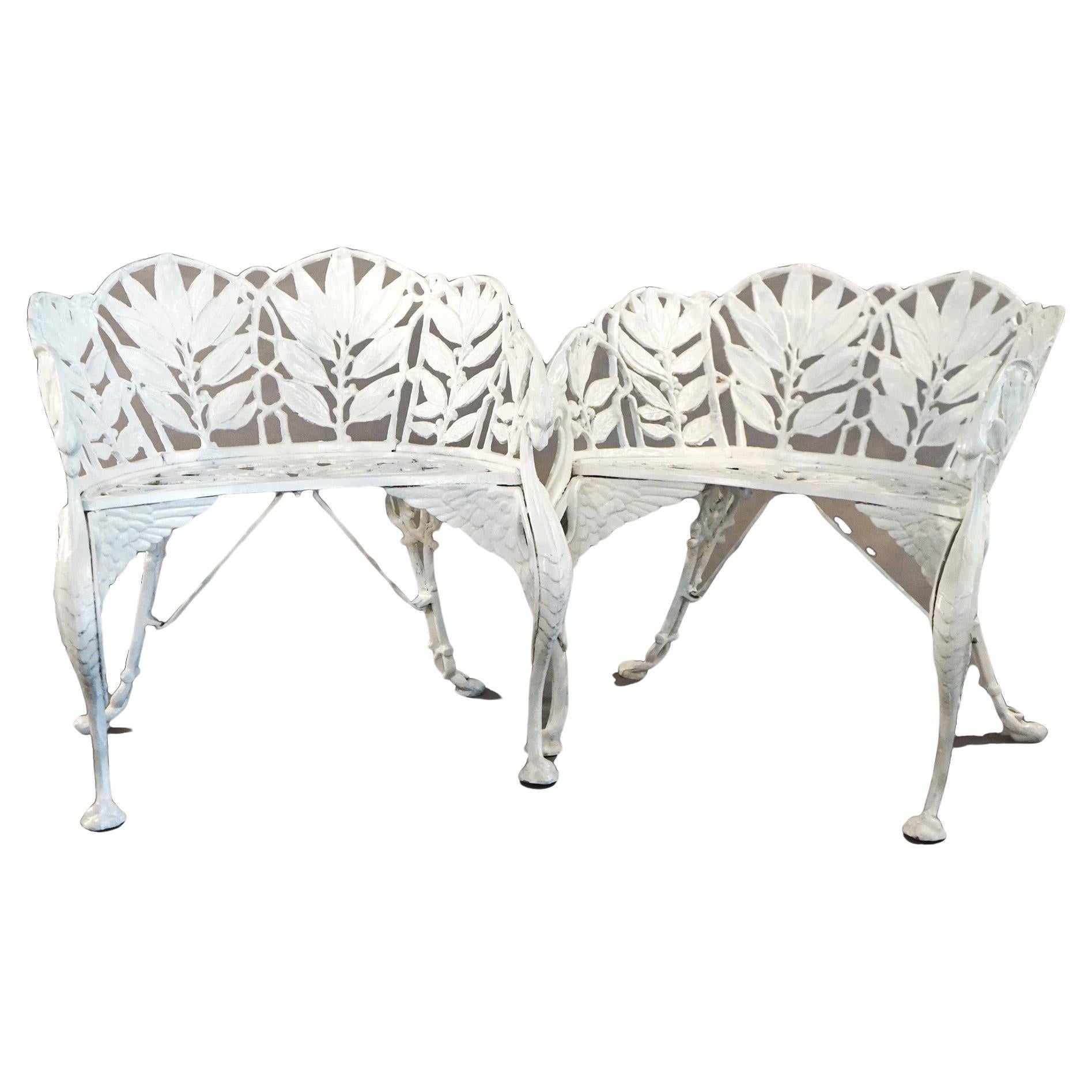 Paire de chaises de jardin anciennes en fonte peinte à motif de fougères par Hart C1890