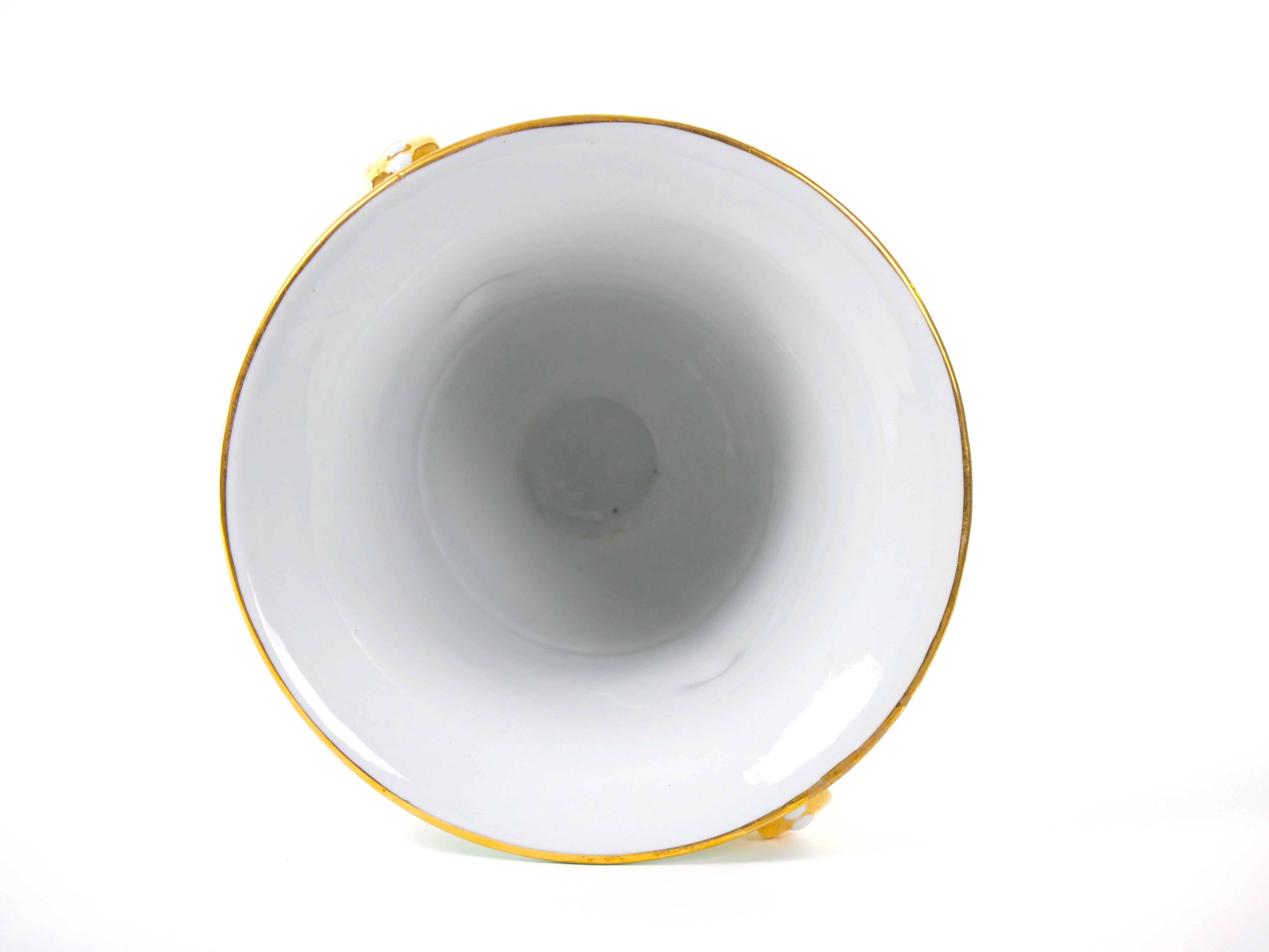 Paire de vases en porcelaine de Paris du début du 20e siècle, dorés à la main et peints à la main en vente 4