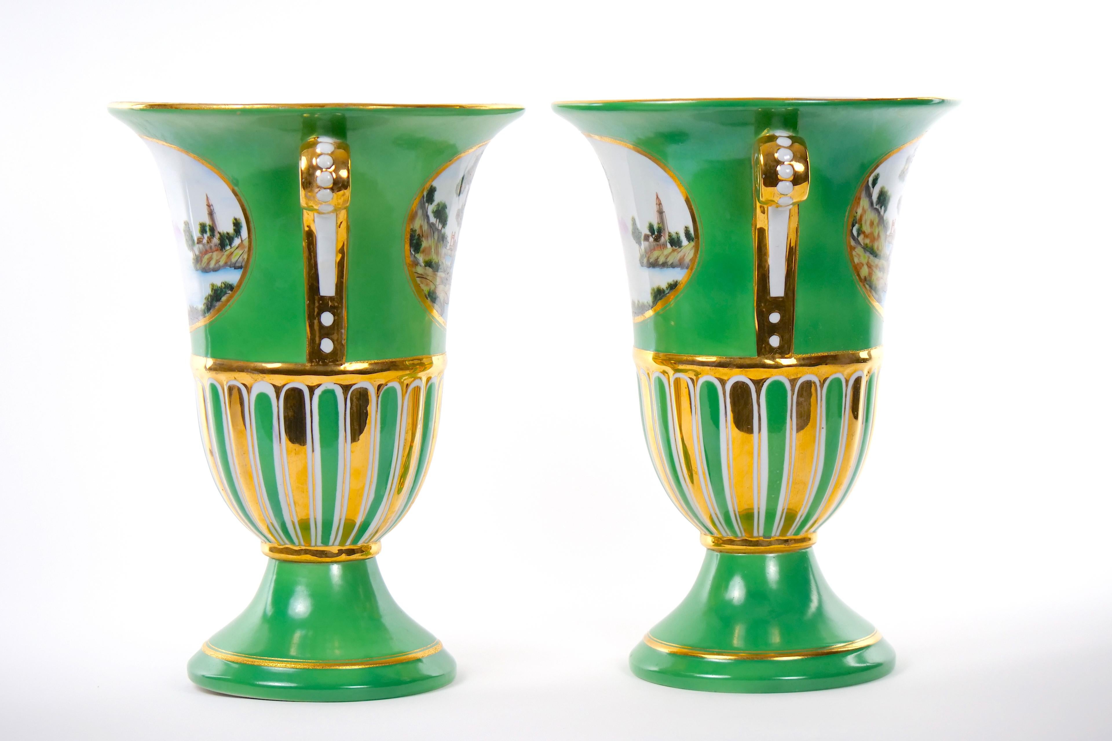 
Treten Sie ein in die Welt der raffinierten Schönheit und lassen Sie sich von dieser außergewöhnlichen dekorativen Vase aus Pariser Porzellan des frühen 20. Jahrhunderts verzaubern. In sorgfältiger Handarbeit und mit unvergleichlicher