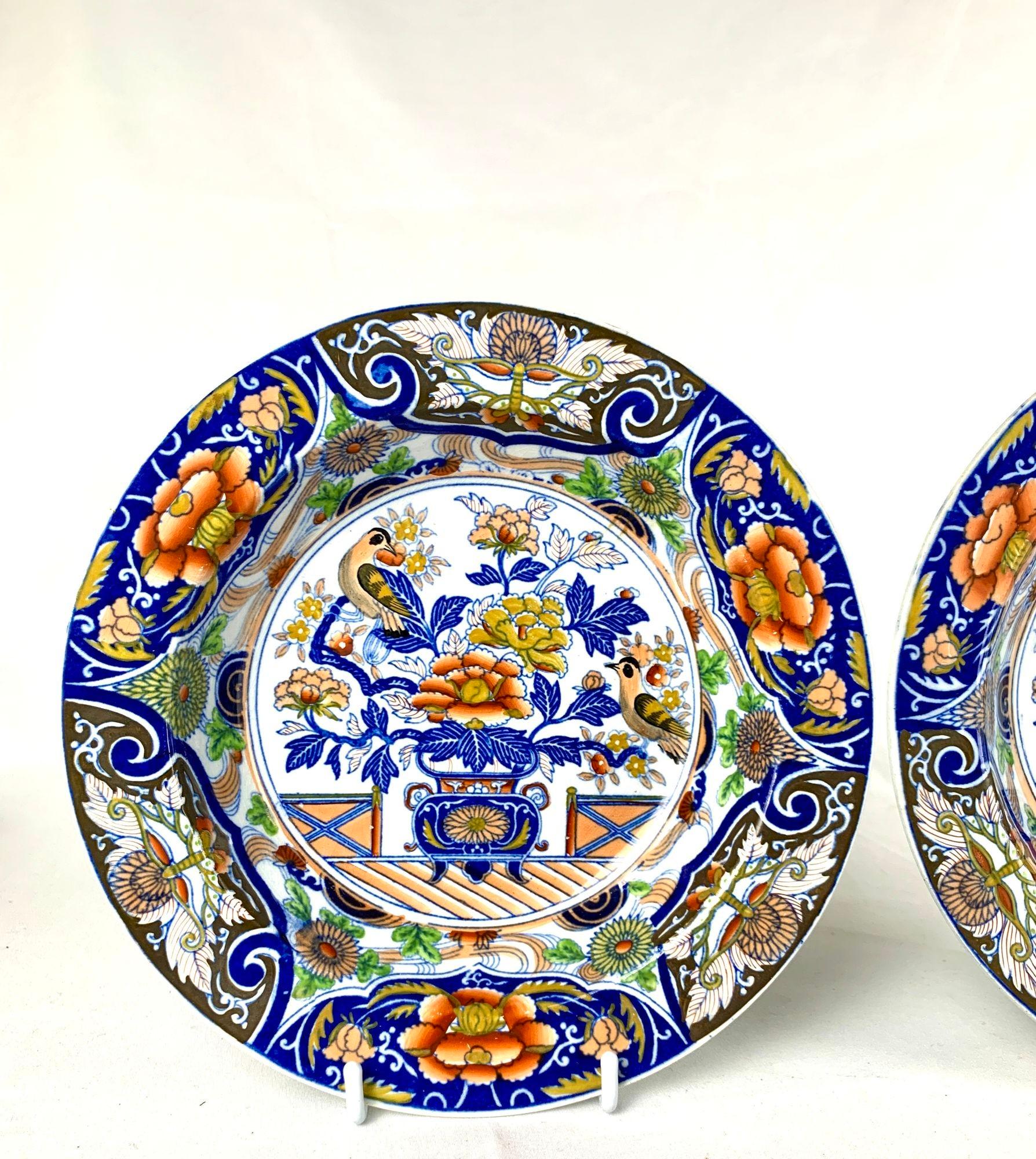 Inglese Coppia di antichi piatti inglesi dipinti a mano con decorazioni cineserie Ca. 1815 in vendita