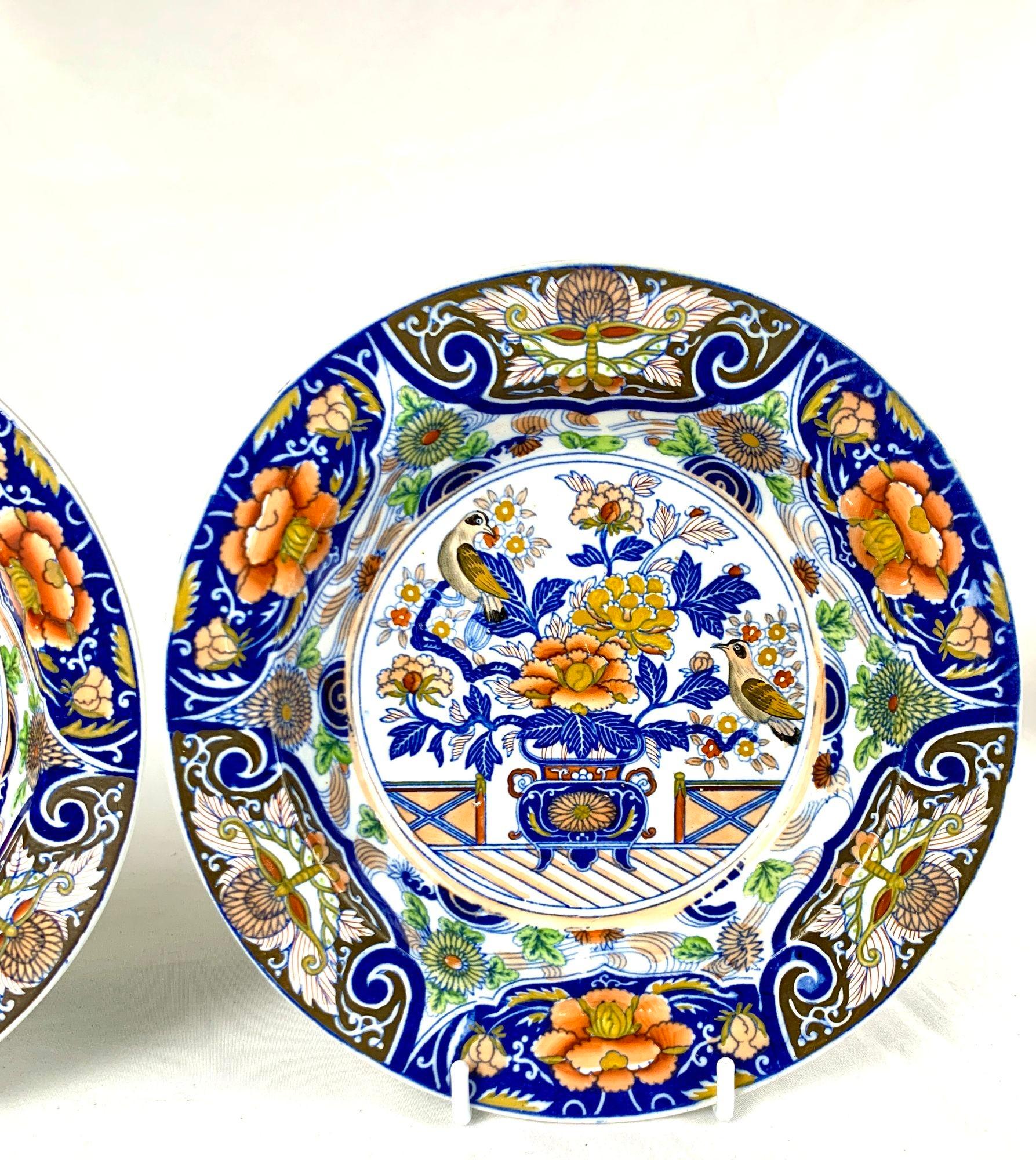Coppia di antichi piatti inglesi dipinti a mano con decorazioni cineserie Ca. 1815 In condizioni ottime in vendita a Katonah, NY