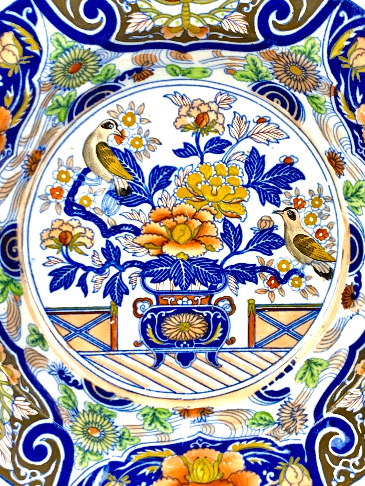 Pearlware Coppia di antichi piatti inglesi dipinti a mano con decorazioni cineserie Ca. 1815 in vendita