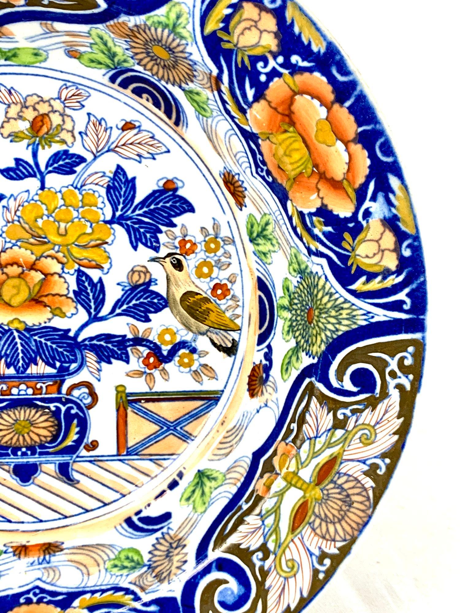 Coppia di antichi piatti inglesi dipinti a mano con decorazioni cineserie Ca. 1815 in vendita 3
