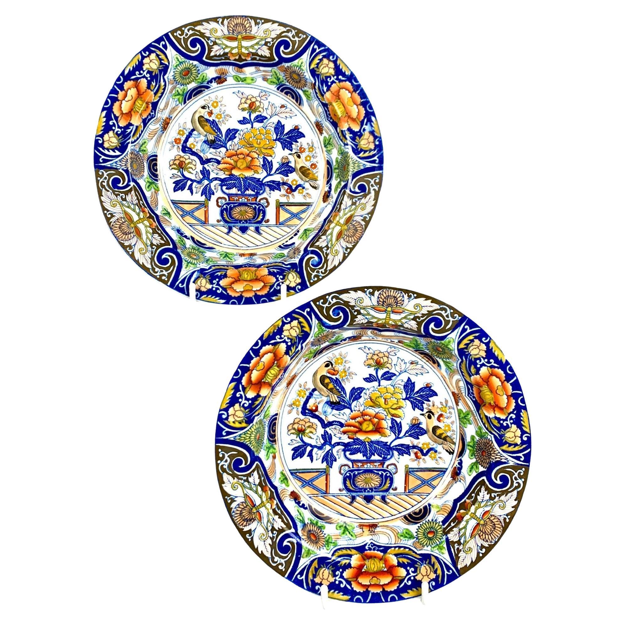 Coppia di antichi piatti inglesi dipinti a mano con decorazioni cineserie Ca. 1815 in vendita