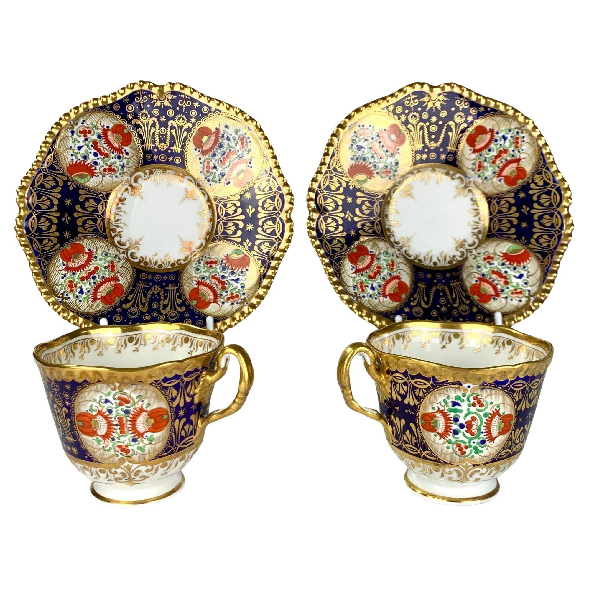 Pareja de tazas y platillos antiguos de porcelana de FBB Worcester pintados a mano circa 1820