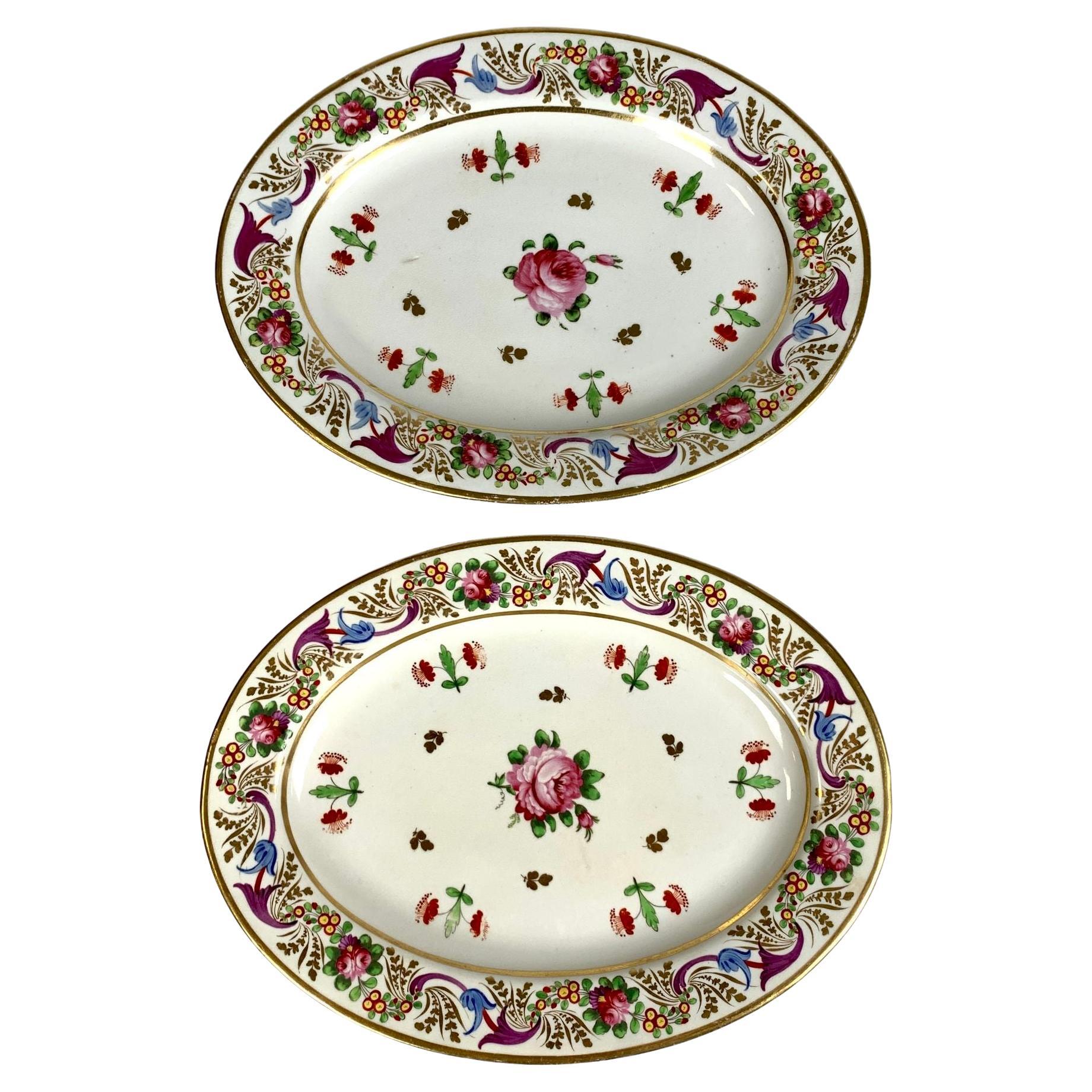 Paire de plats ovales anciens en porcelaine de la période Régence peints à la main en Angleterre, vers 1820