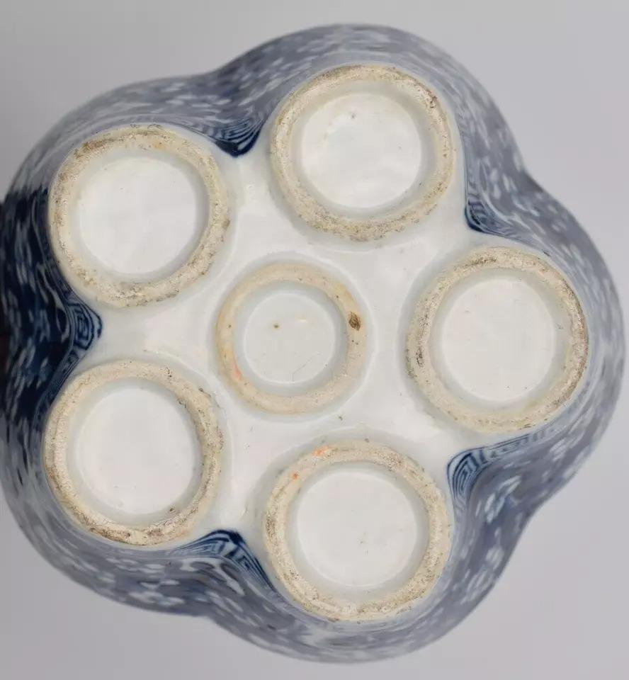 Coppia di antichi vasi di tulipani Qing cinesi blu e bianchi del XIX secolo ca. In condizioni ottime in vendita a London, GB